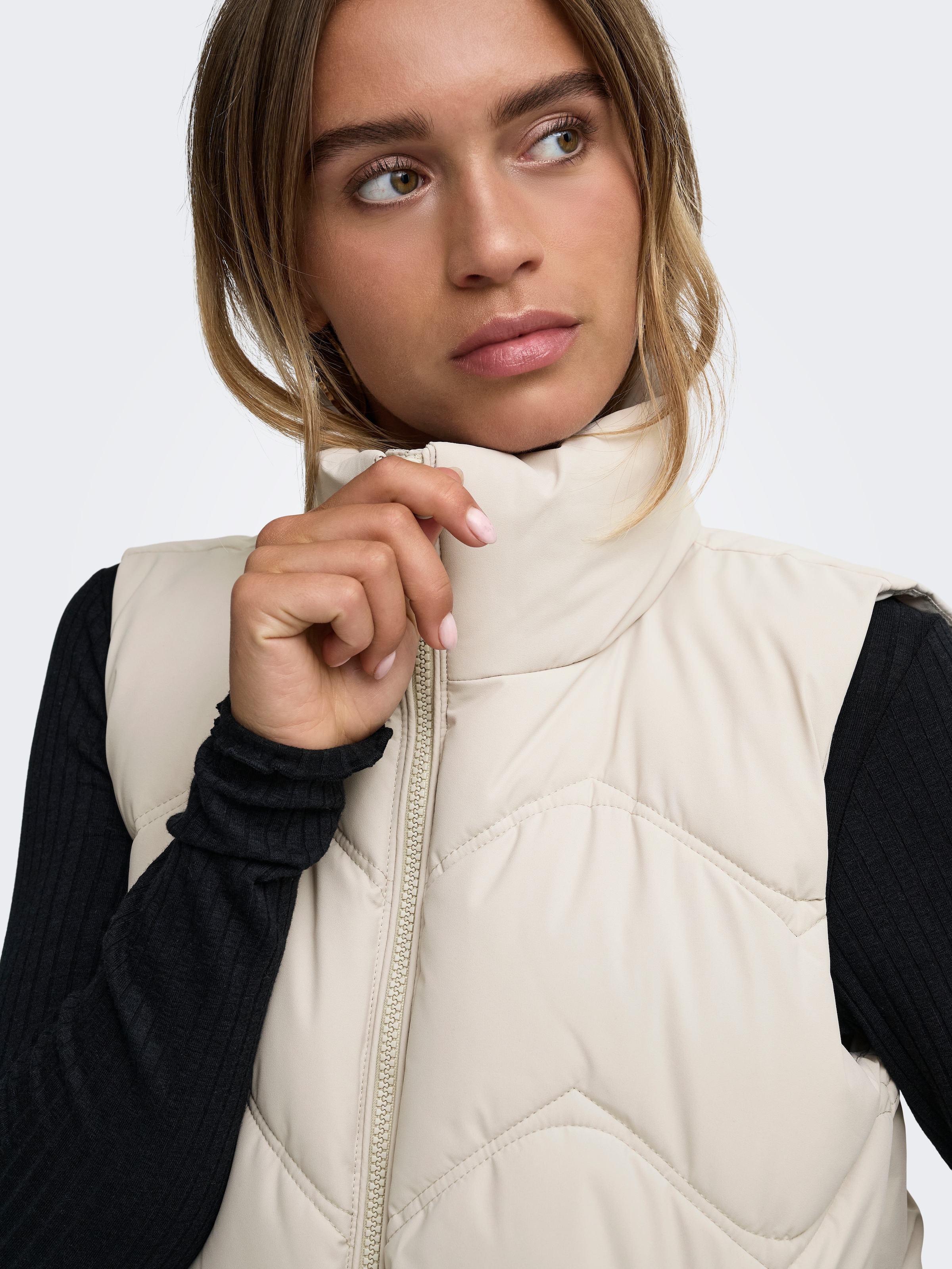 JDY Gilet matelassé »JDYPOWER SHORT WAISTCOAT OTW HAB« fibre synthétique
