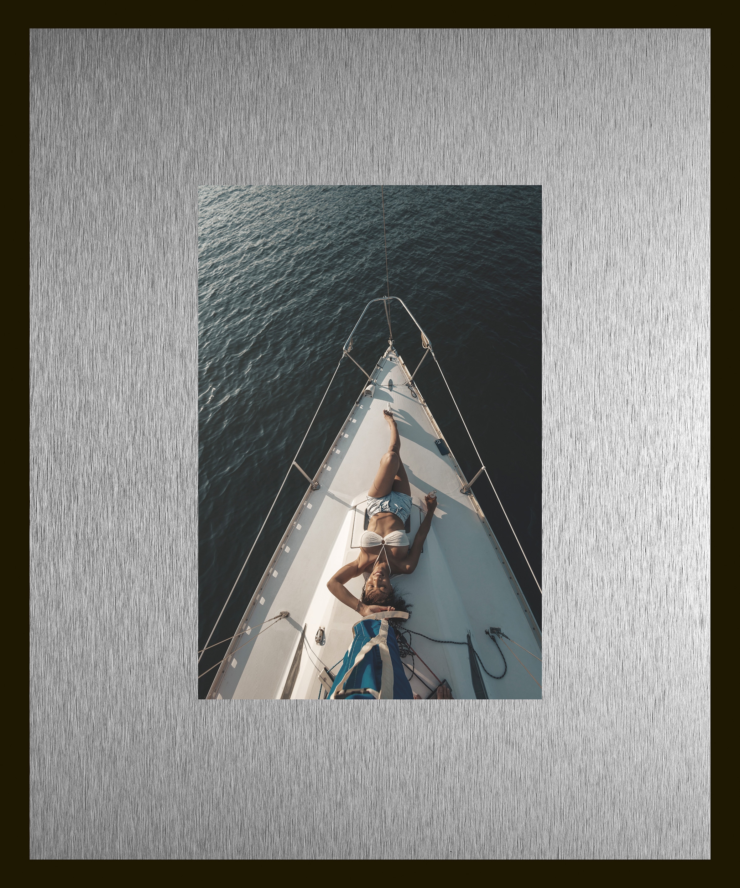 Image of queence Bild "Trend Wandbild, Wandkunst, Kunstdruck "Frau auf Segelboot"" Boote & Schiffe Frau 1 Stk. tlg. inkl. Passepartout aus hochwertigem Aluminium und schwarzem Rahmen
