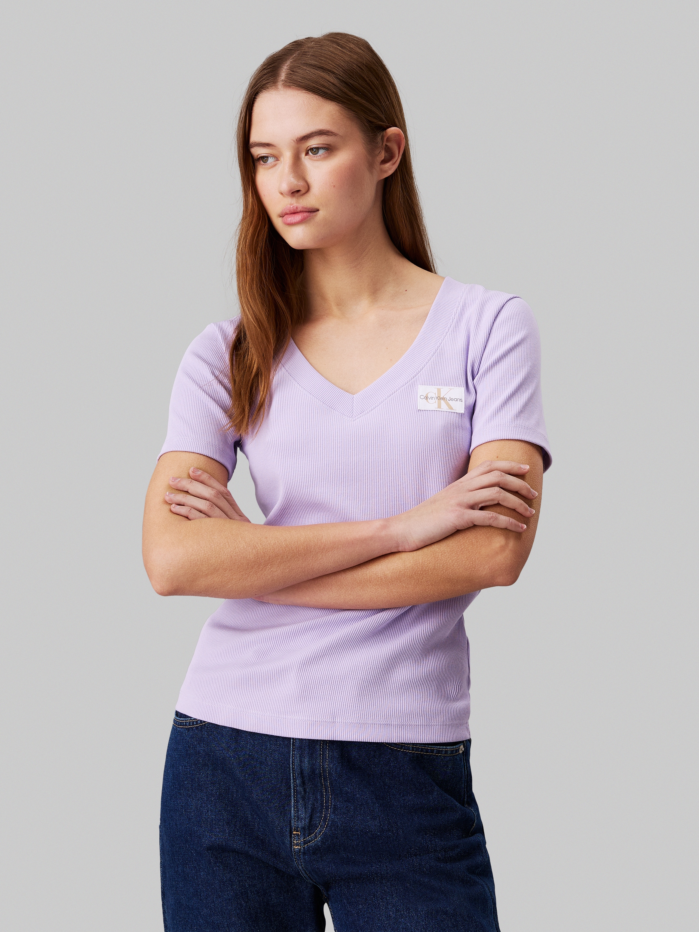 T-Shirt »WOVEN LABEL RIB V-NECK TEE«, mit Logomarkenpatch