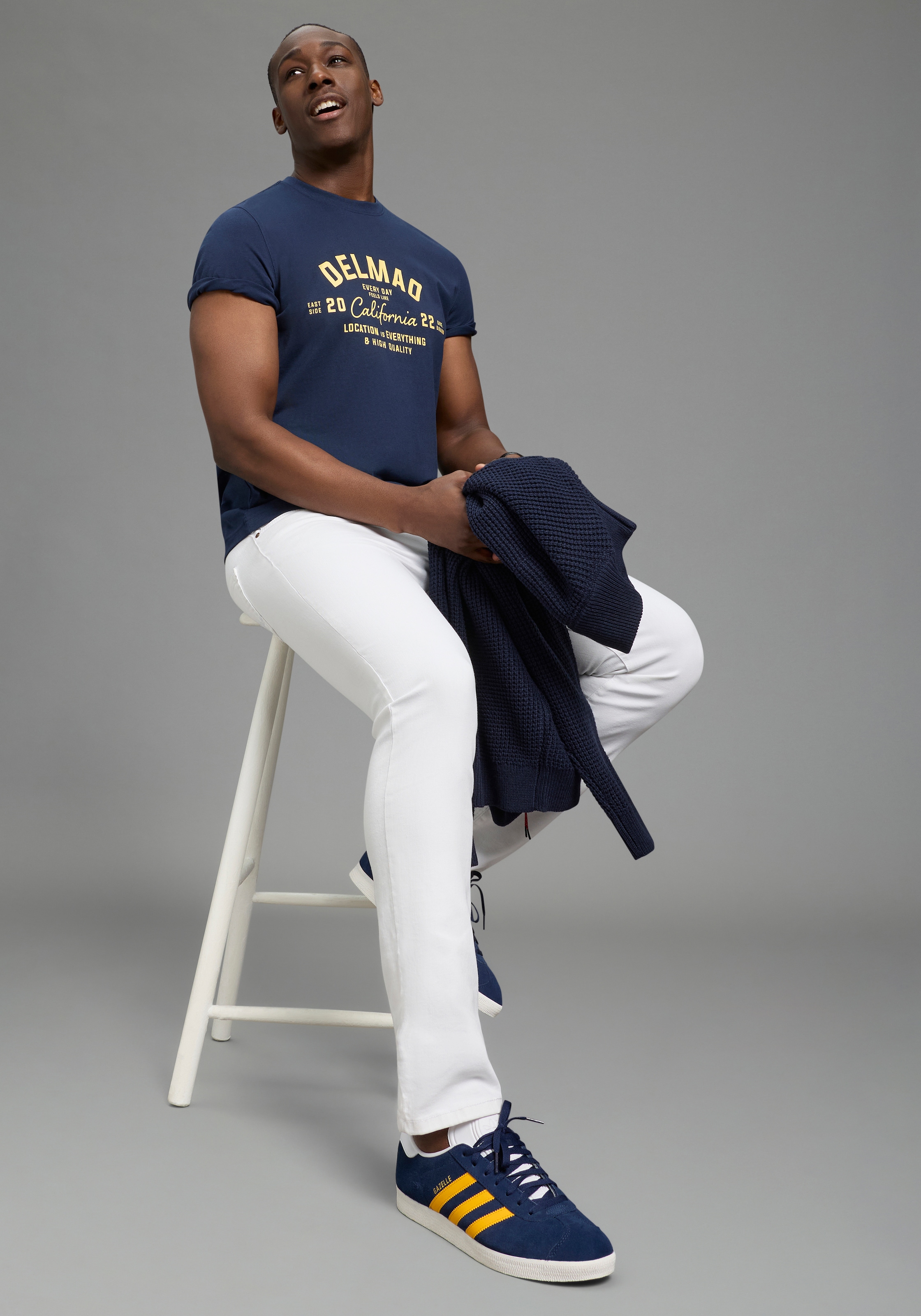 DELMAO Shirt à col rond »Neue Kollektion!« normale Passform, kurzarm, bedruckt, mit Rundhalsausschnitt