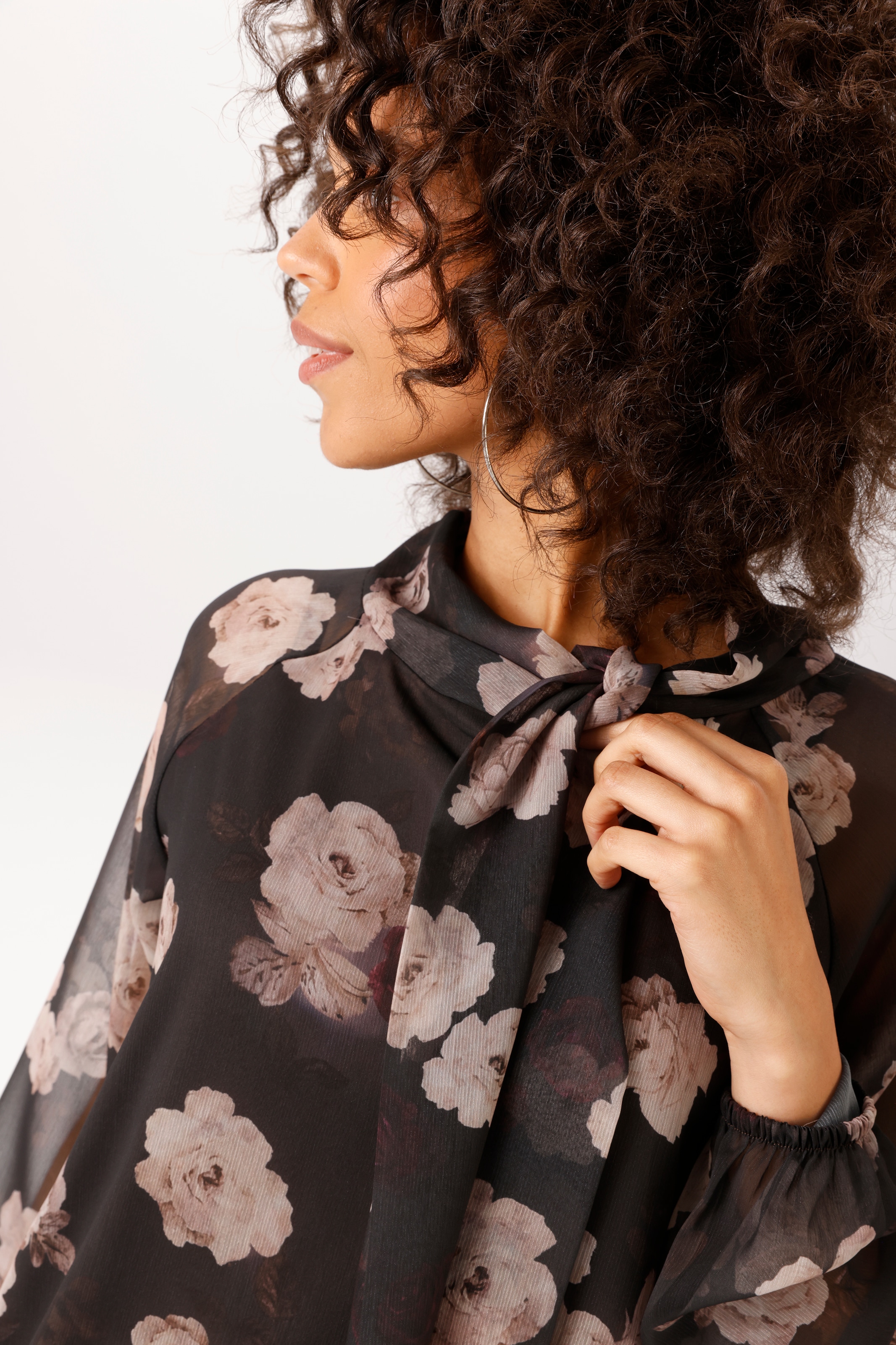 Aniston CASUAL Blouse à enfiler avec fils brillants dans un imprimé romantique de roses - NOUVELLE COLLECTION