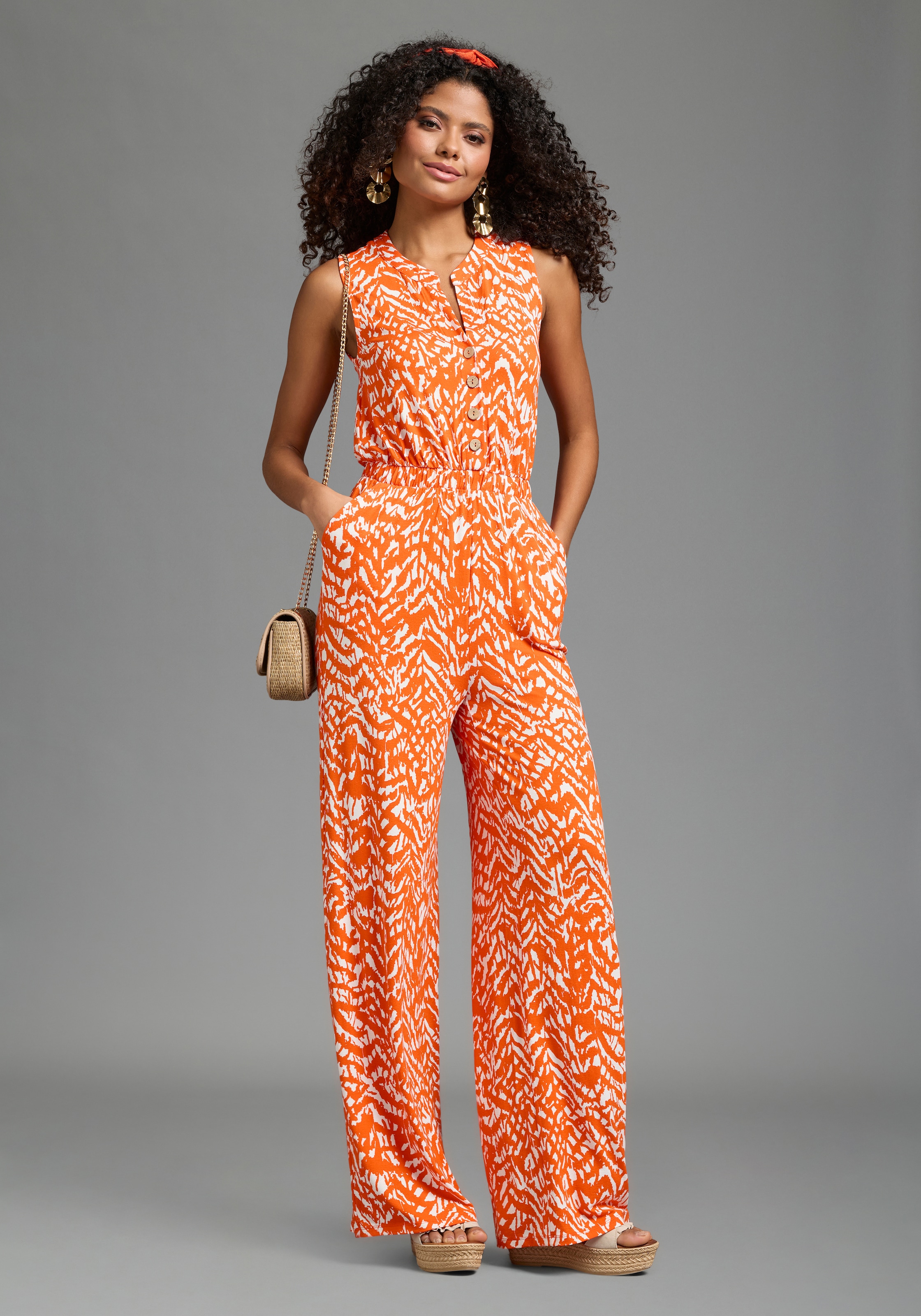 Laura Scott Jumpsuit mit sommerlichem Muster, modisch weites Bein und Knopfleiste