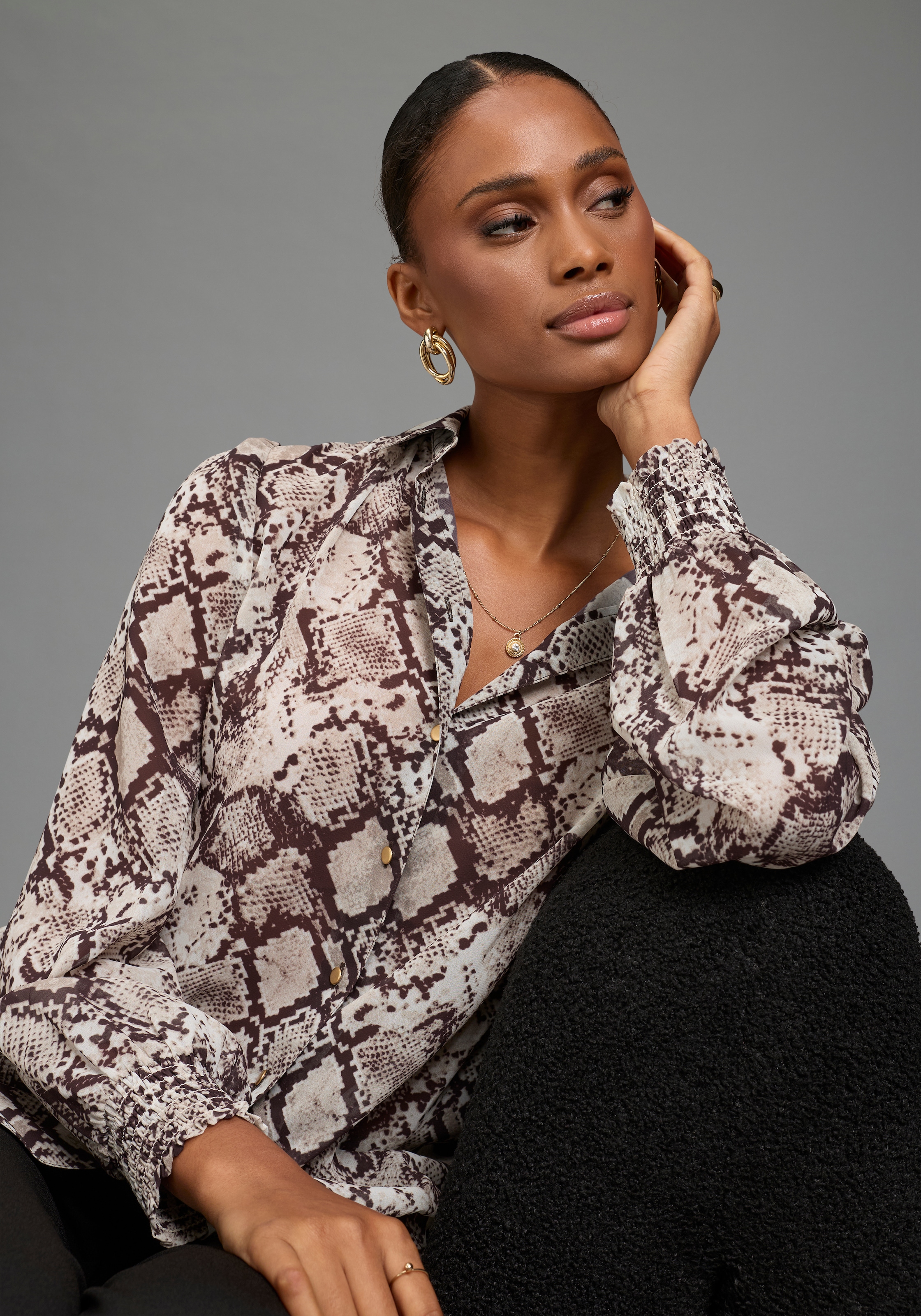 Laura Scott Blouse à manches longues en chiffon légèrement transparent, avec fin de manche froncé