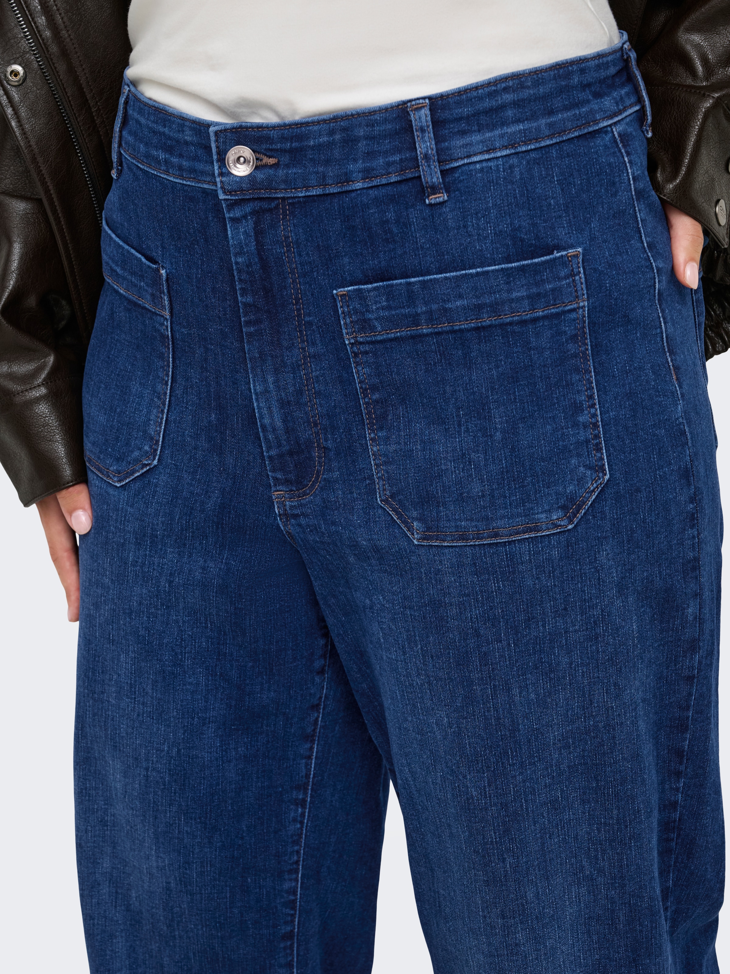 ONLY CARMAKOMA Jeans taille haute »CARMADISON-WAUW HW POCKET WIDE BOX NOOS« Mélange de coton, taille haute, aspect denim foncé légèrement lavé