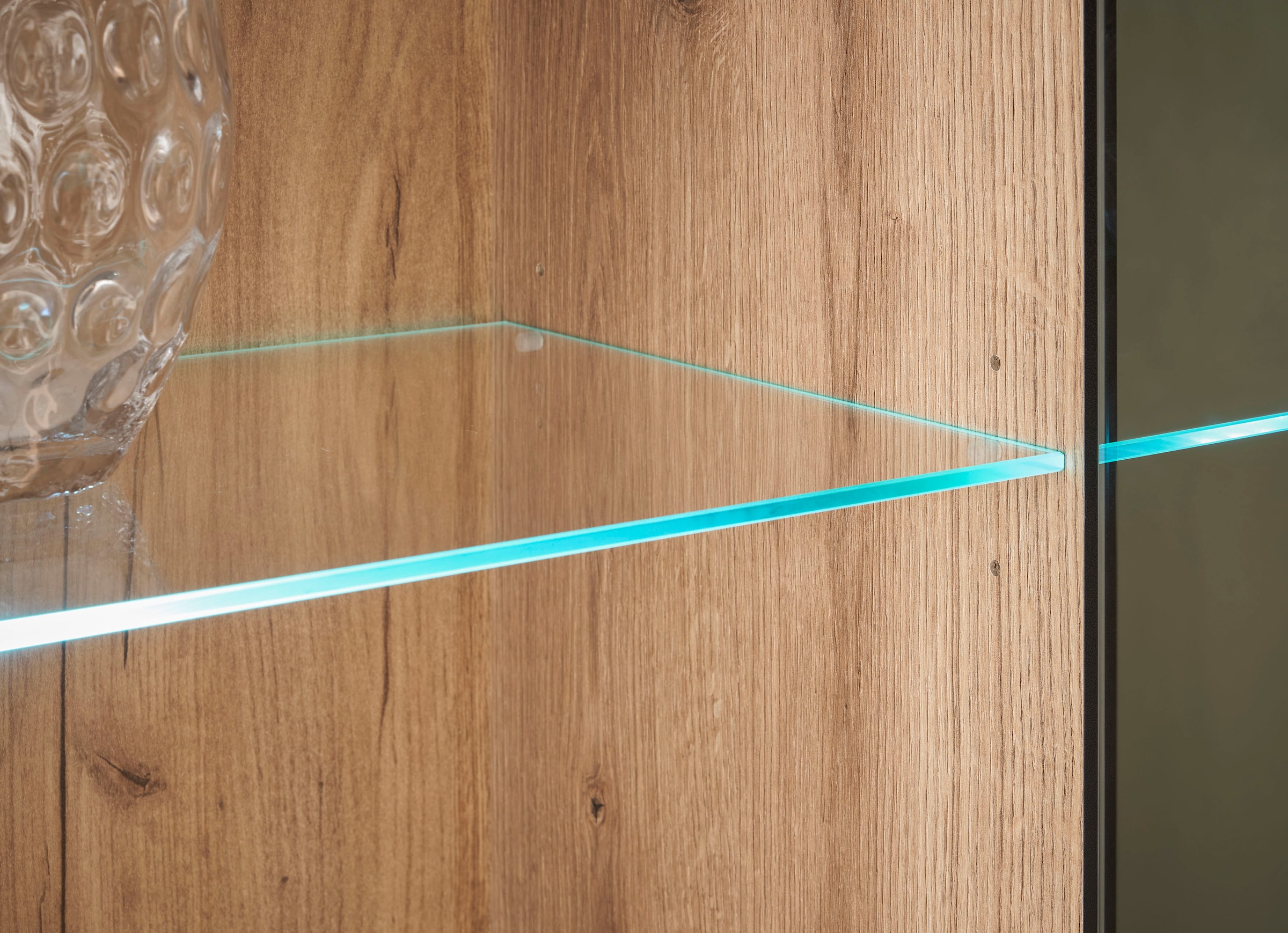 INOSIGN Vitrine »Cantara, Vitrinenschrank in Eiche Evoke oder weiss, Standvitrine«, schwarzer Stangengriff, ausreichend Stauraum, vielseitig einsetzbar