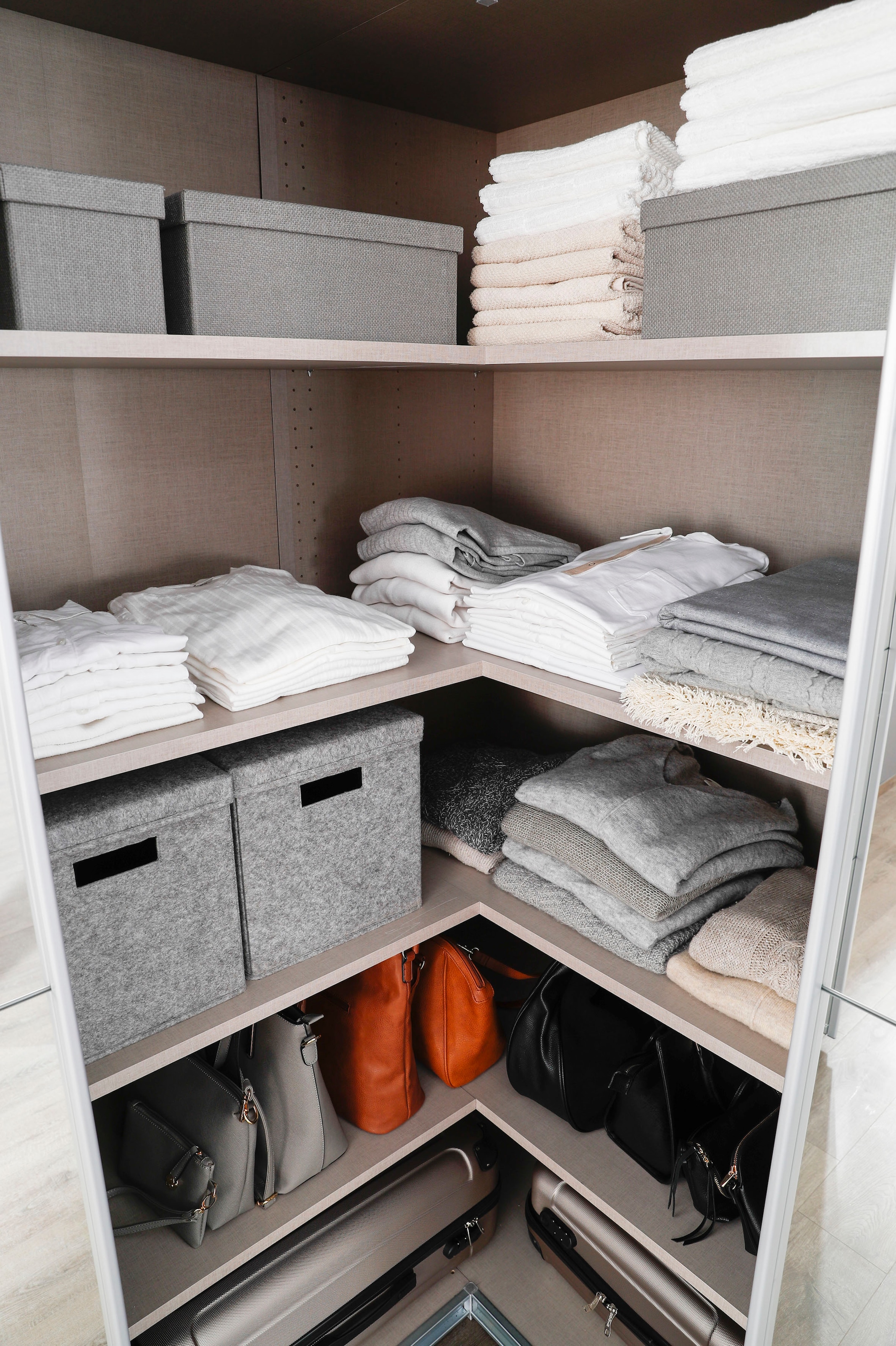 rauch »Schrank Garderobe Eckkleiderschrank QUADRA Front in Dekor/Hochglanz« in den Höhen 210/229 cm, inkl. Soft-Close-Funktion,  grosser Eckschrank mit viel Stauraum, Mass 181x187 cm MADE IN GERMANY