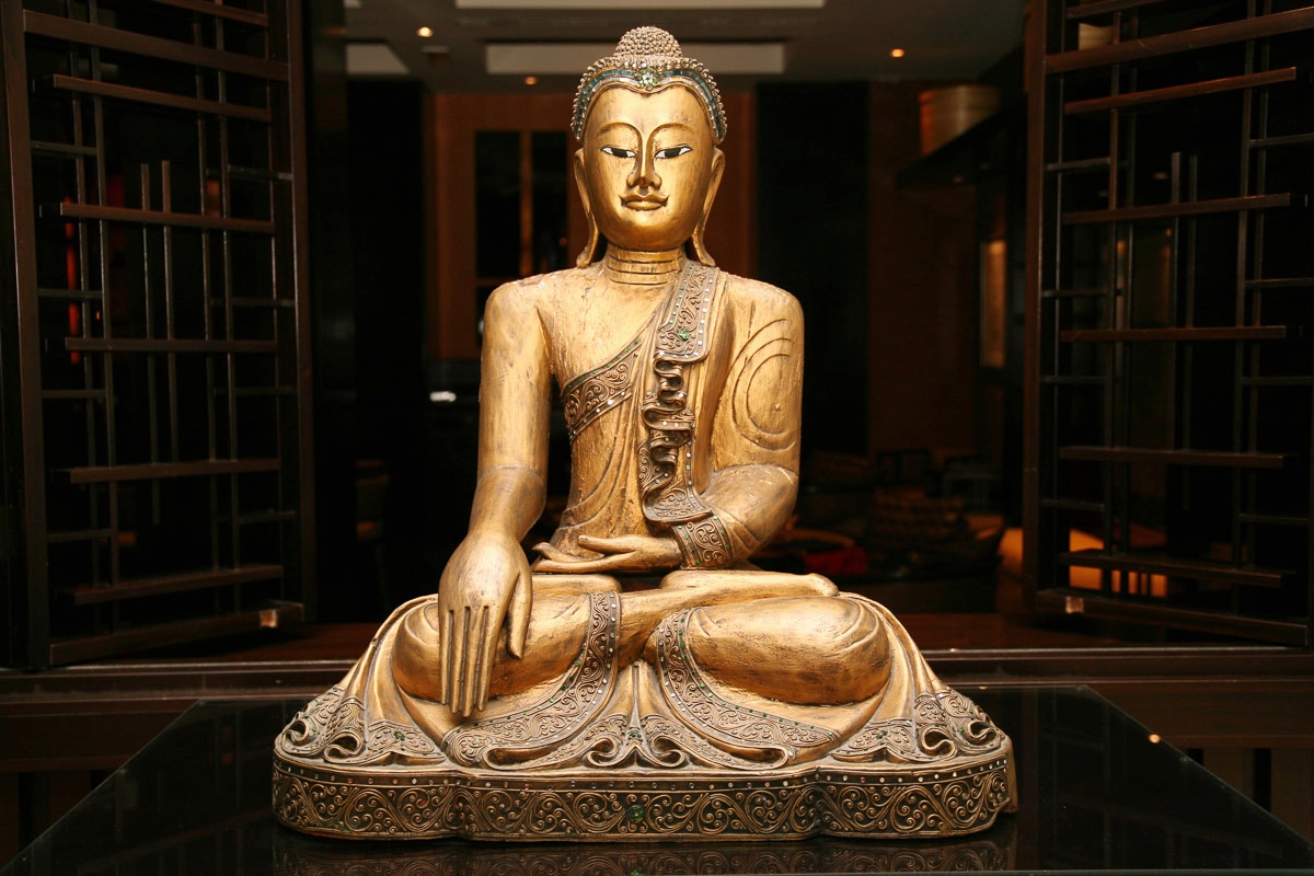 Papermoon Fototapete »Goldfarbenener Buddha«