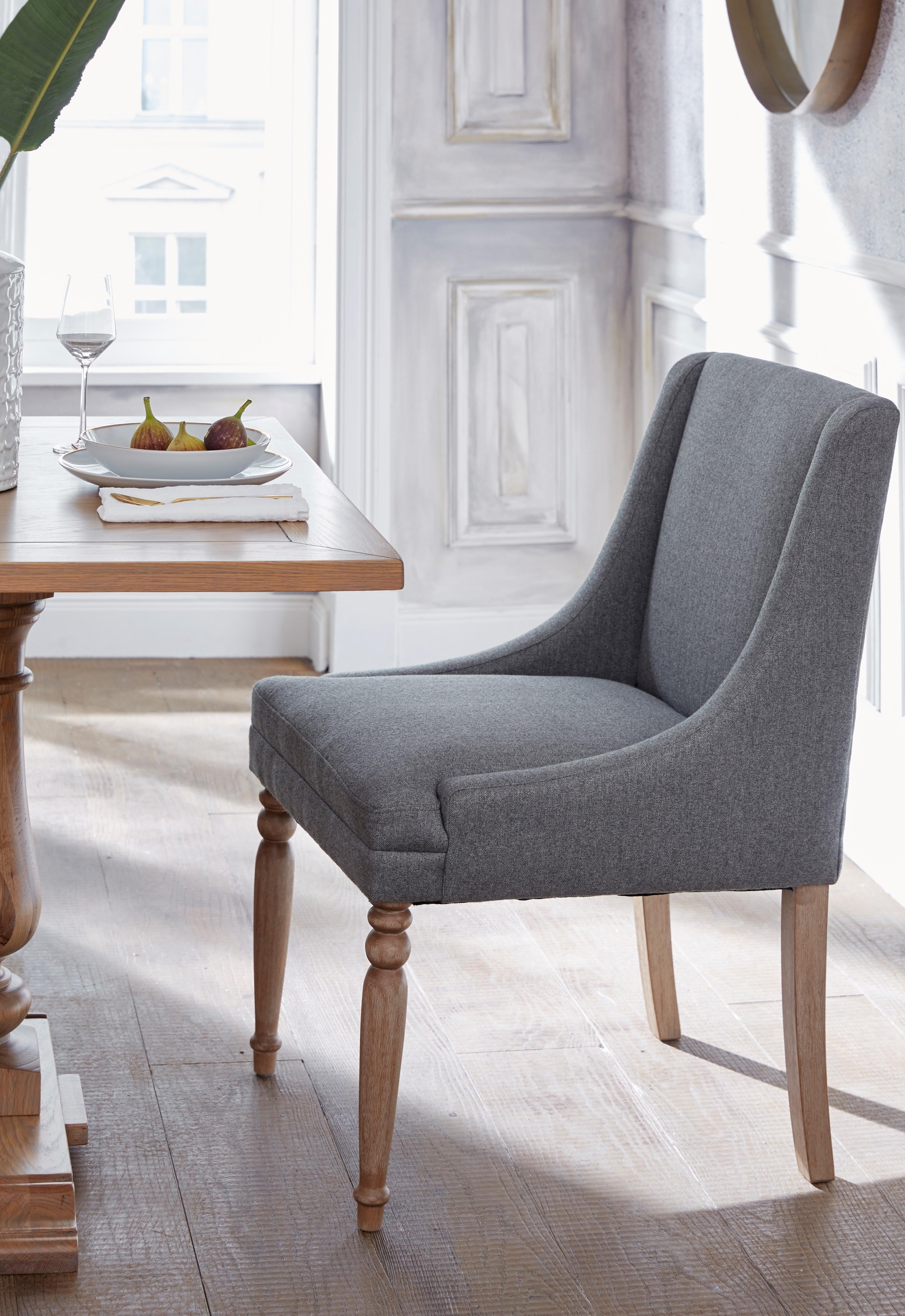 Image of Guido Maria Kretschmer Home&Living 4-Fussstuhl »Davit«, mit schöner Sitzpolsterung und geschwungenen, anliegenden Armlehnen bei Ackermann Versand Schweiz