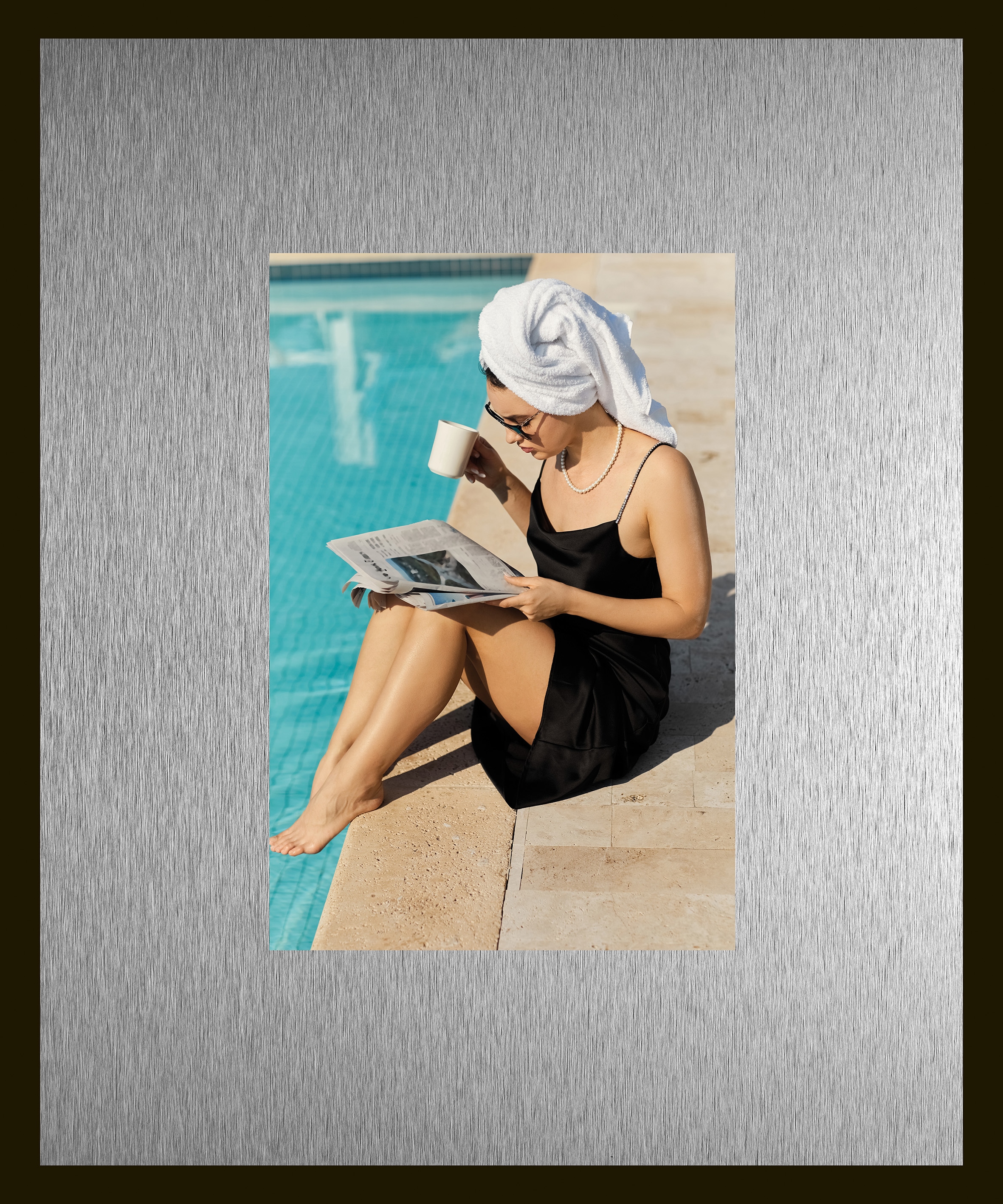 Image of queence Bild "Trend Wandbild, Wandkunst, Kunstdruck "Frau am Pool"" Fashion Frau Wasser 1 Stk. tlg. inkl. Passepartout aus hochwertigem Aluminium und schwarzem Rahmen
