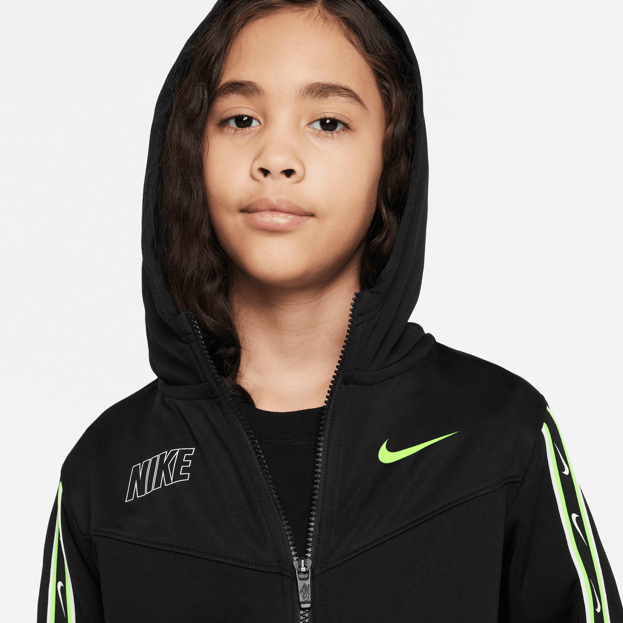 Entdecke Nike Sportswear Kapuzensweatjacke »B PK auf REPEAT HOODIE« FZ SW NSW