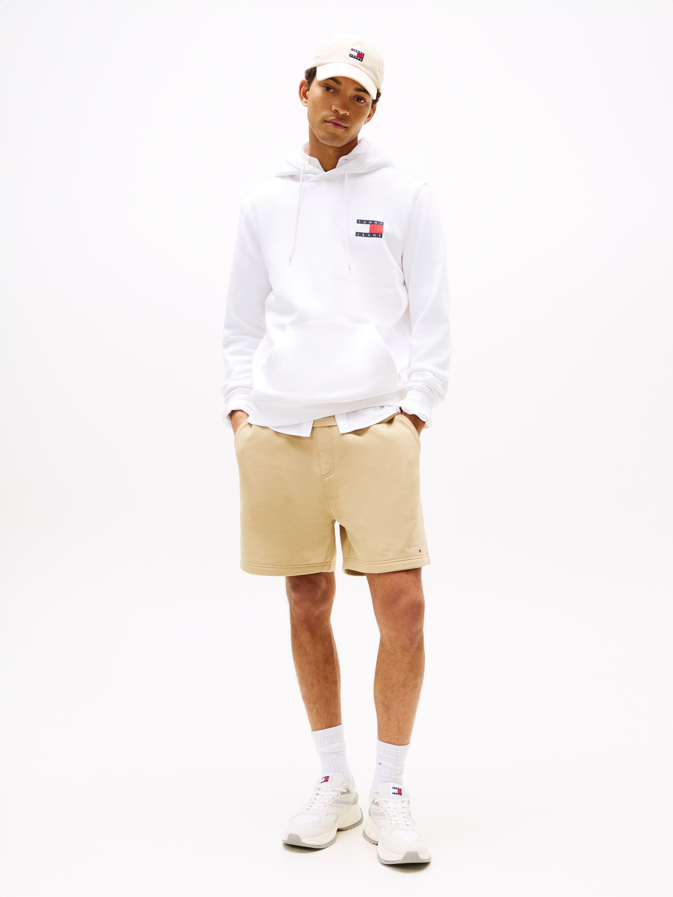 Tommy Jeans Sweat-shirt »TJM REG ESSENTIAL FLAG HOOD EXT«, mit bedruckten Markenlogo auf Brusthöhe
