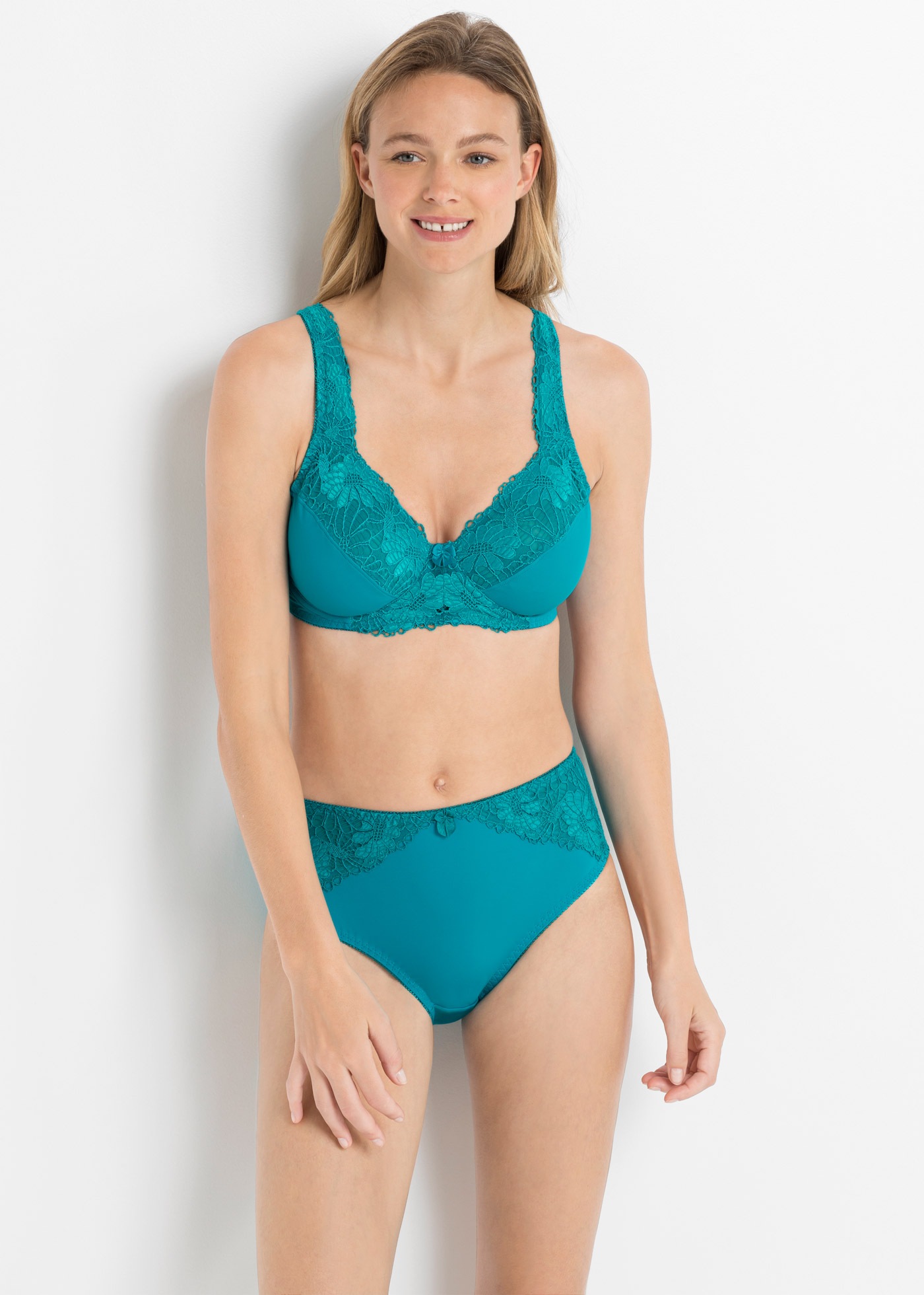 bonprix Maxislip Packung, 2 Stk. über die Hüfte geführt, mit floraler Spitze auf der Vorderseite