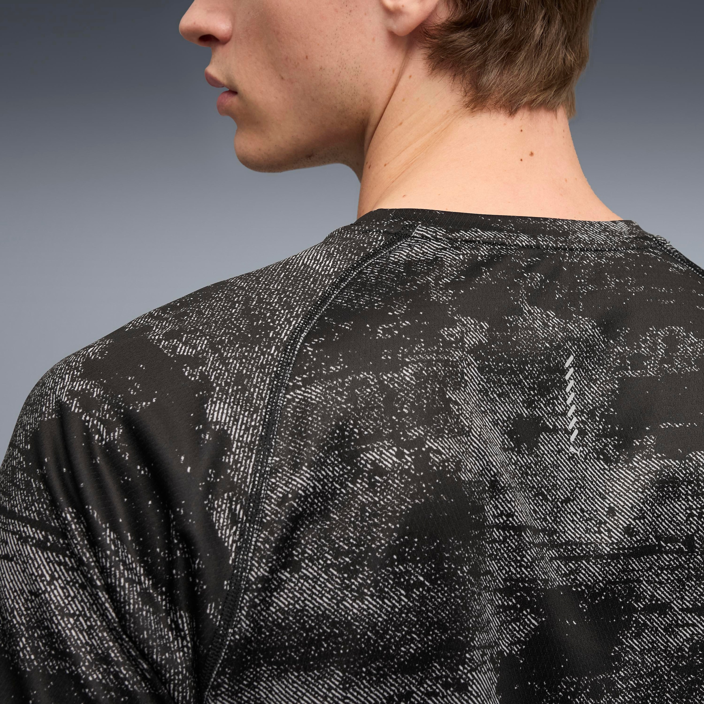 PUMA T-shirt de course »M RUN VELOCITY AOP TEE« coupe slim fit, manches courtes, pour entraînement, avec application imprimée