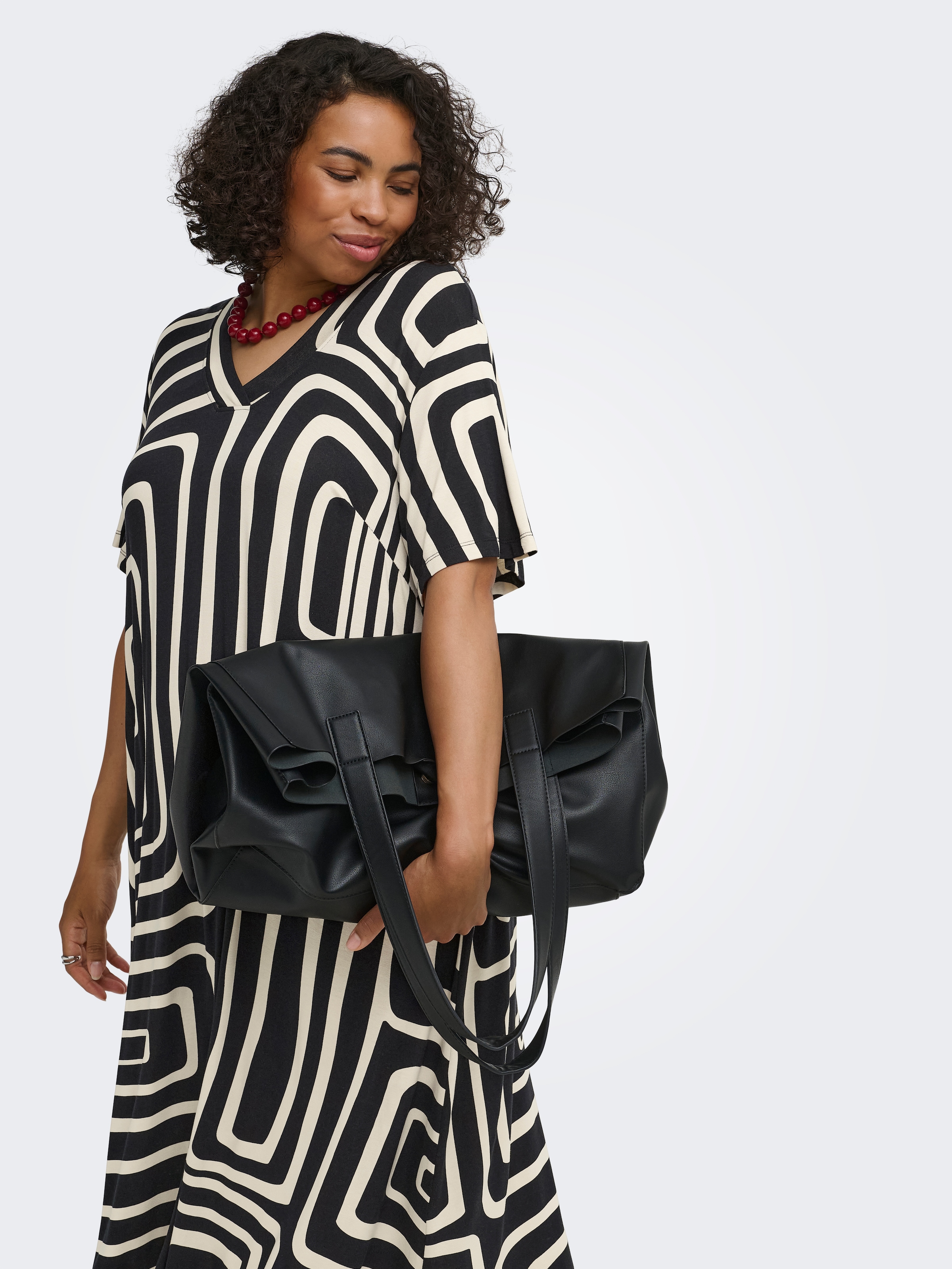 Image of ONLY CARMAKOMA Shirtkleid "CARFYRLA LIFE S/S V-NCK BLK AOP DRE NOOS" Viskosemischung, regular fit