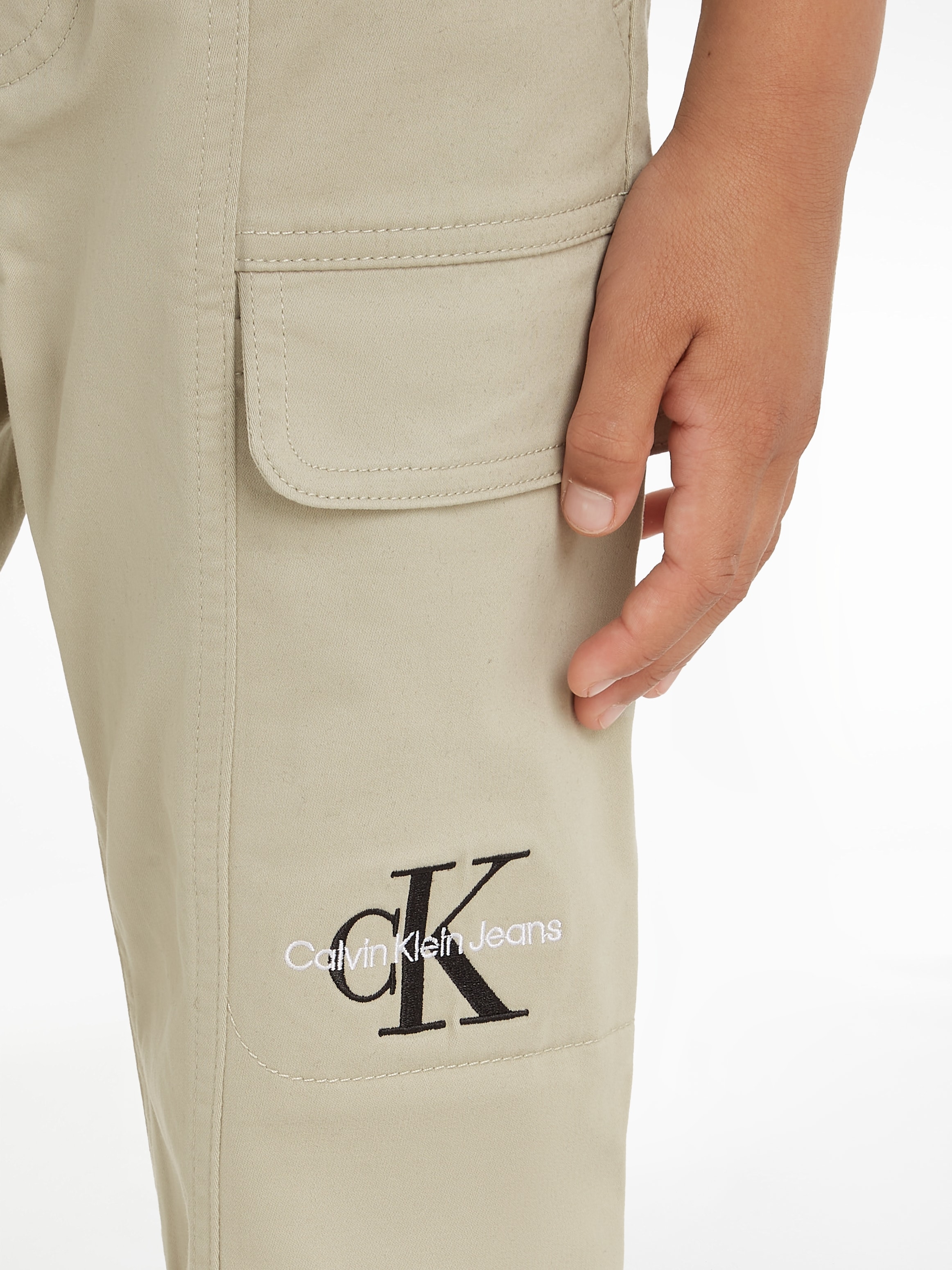 Trendige Calvin Klein Jeans Cargohose »SATEEN PANTS«, mit kaufen Logoprägung CARGO Mindestbestellwert ohne
