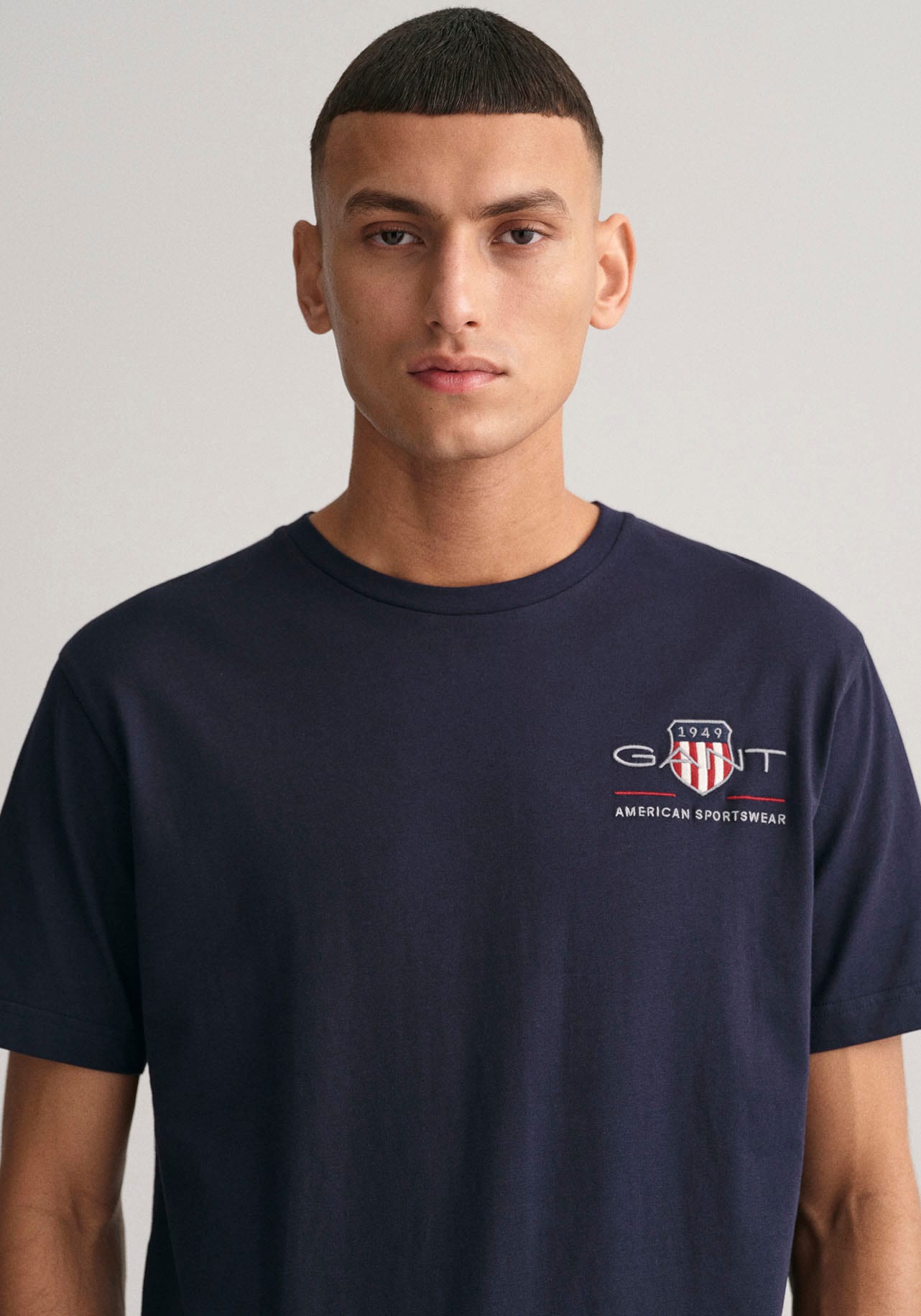 Gant T-Shirt »REG ARCHIVE SHIELD EMB SS T-SHIRT«, von dem Archiv aus den 1980er-Jahren inspiriert