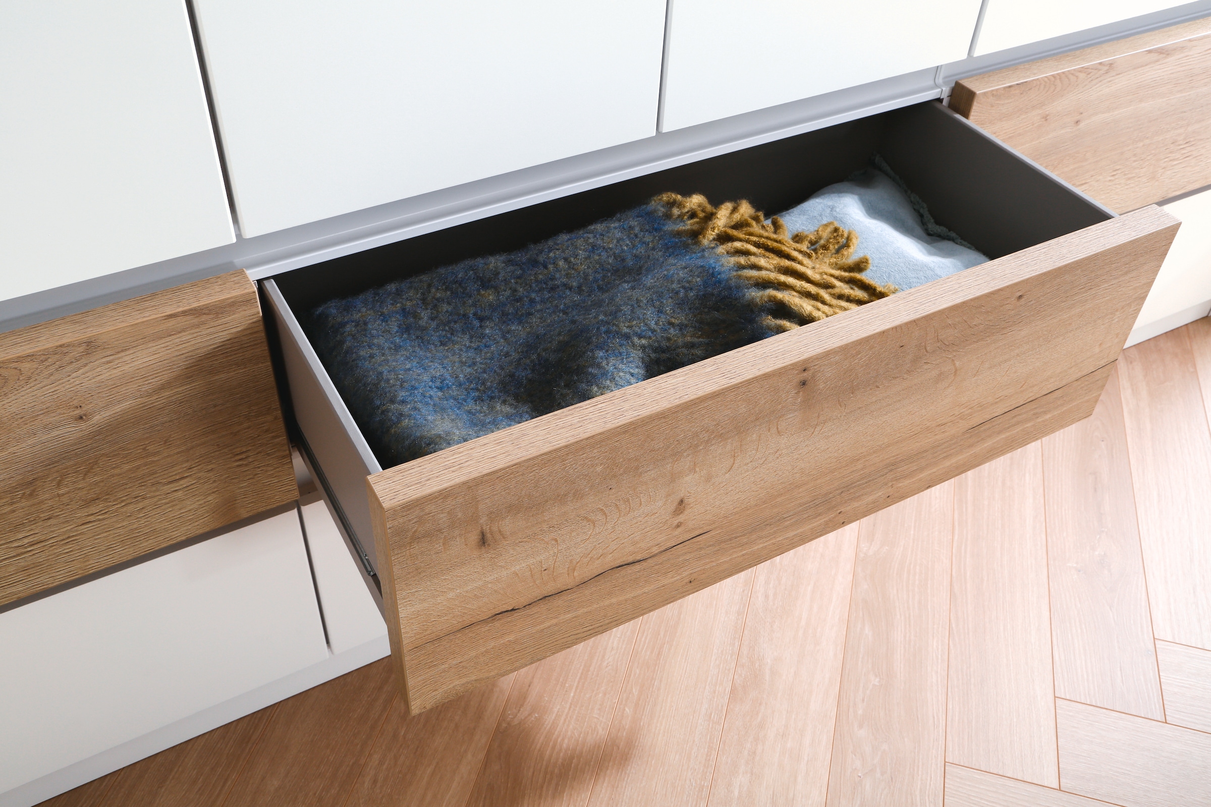 rauch Kleiderschrank »Schrank Garderobe Schlafzimmerschrank Ankleide Mietswohnung WINNIPEG« grifflose Front mit Spiegel, Schubladen mit Griffmulde MADE IN GERMANY