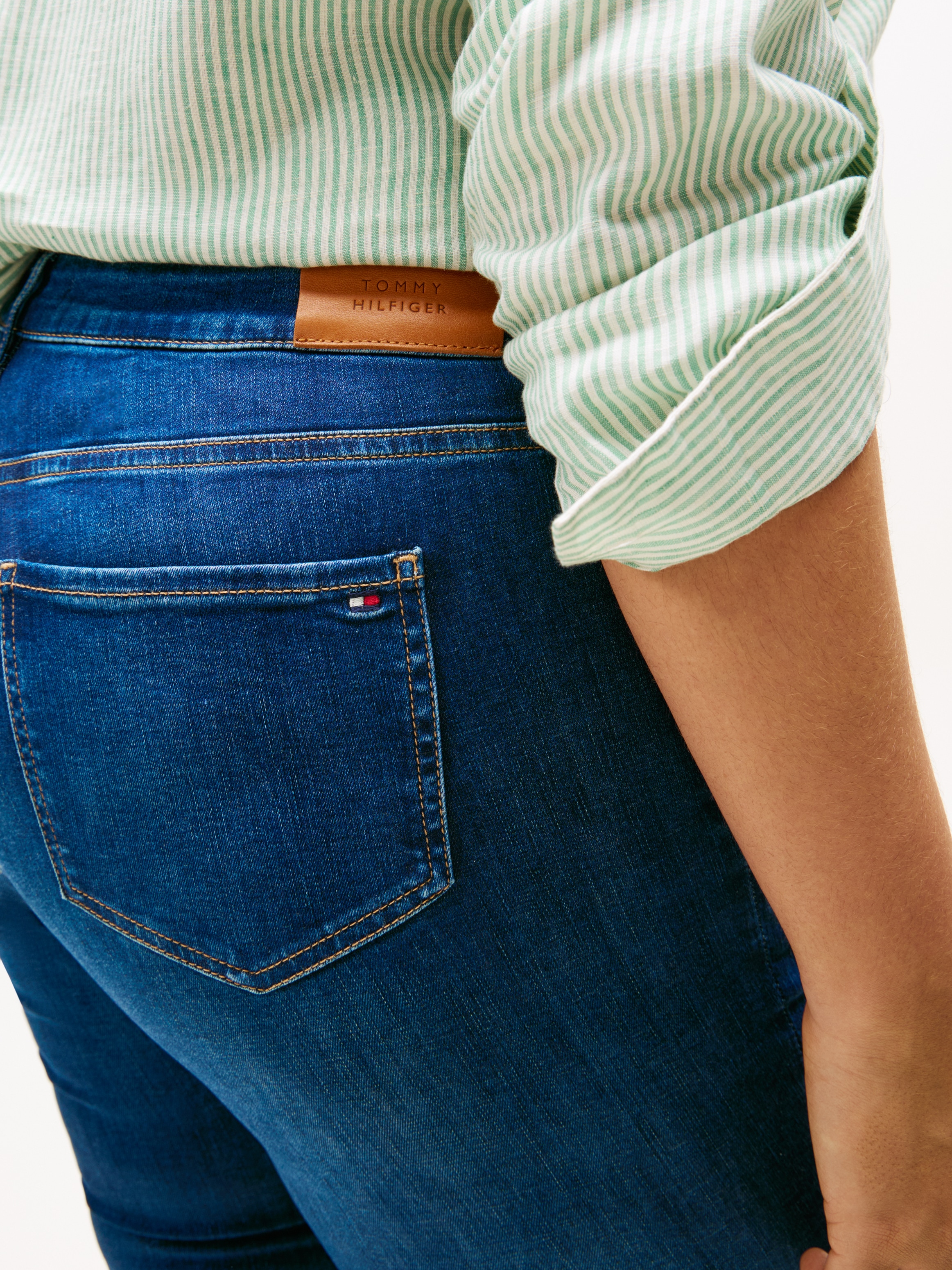 Tommy Hilfiger Curve Skinny-fit-Jeans »CRV HARLEM SKINNY RW NEW DOREEN«, in Grossen Grössen, Tommy Jeans Logo-Badge, stoned wash Optik