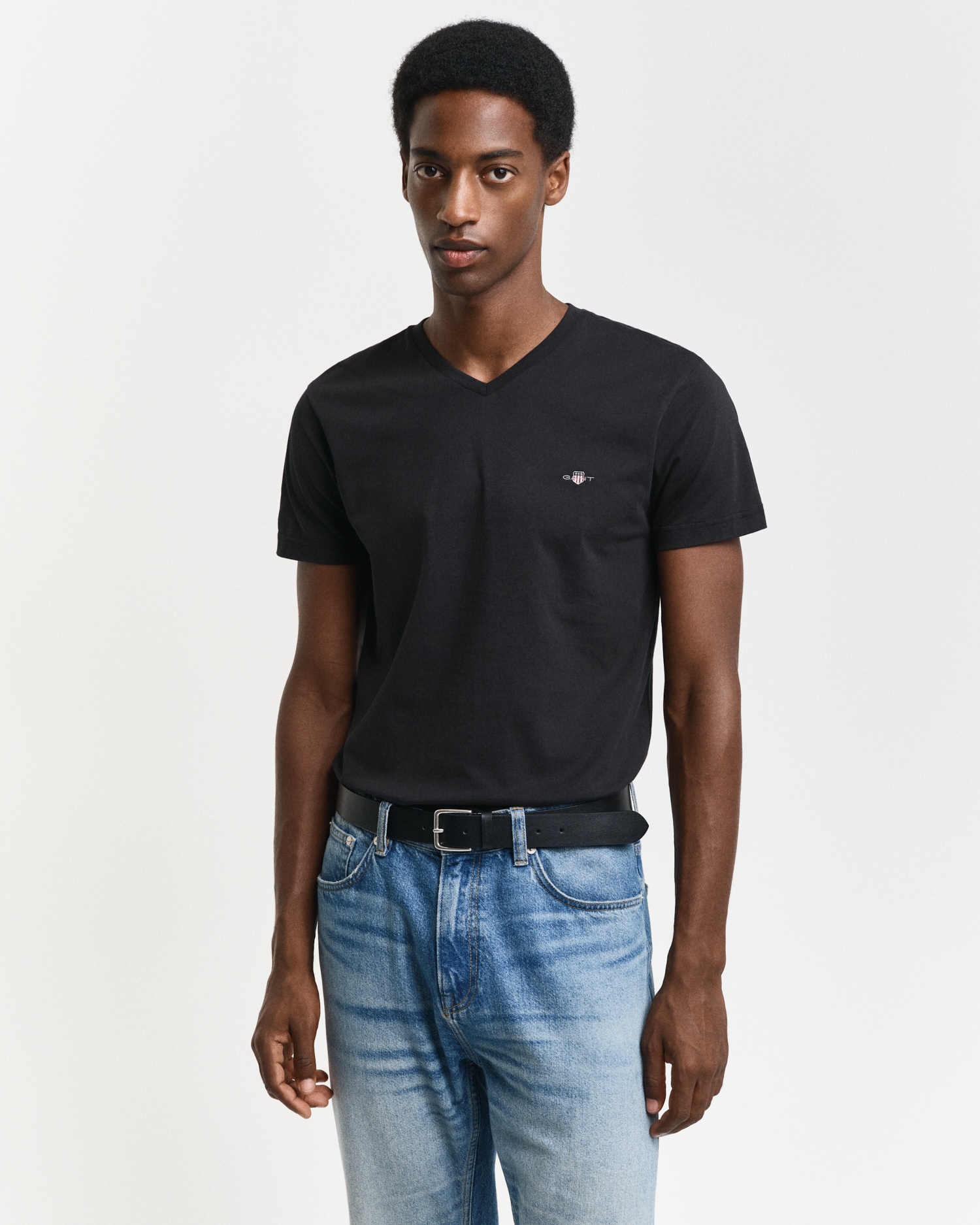 Gant T-Shirt »SLIM SHIELD V-NECK T-SHIRT«, mit einer kleinen Logostickerei auf der Brust