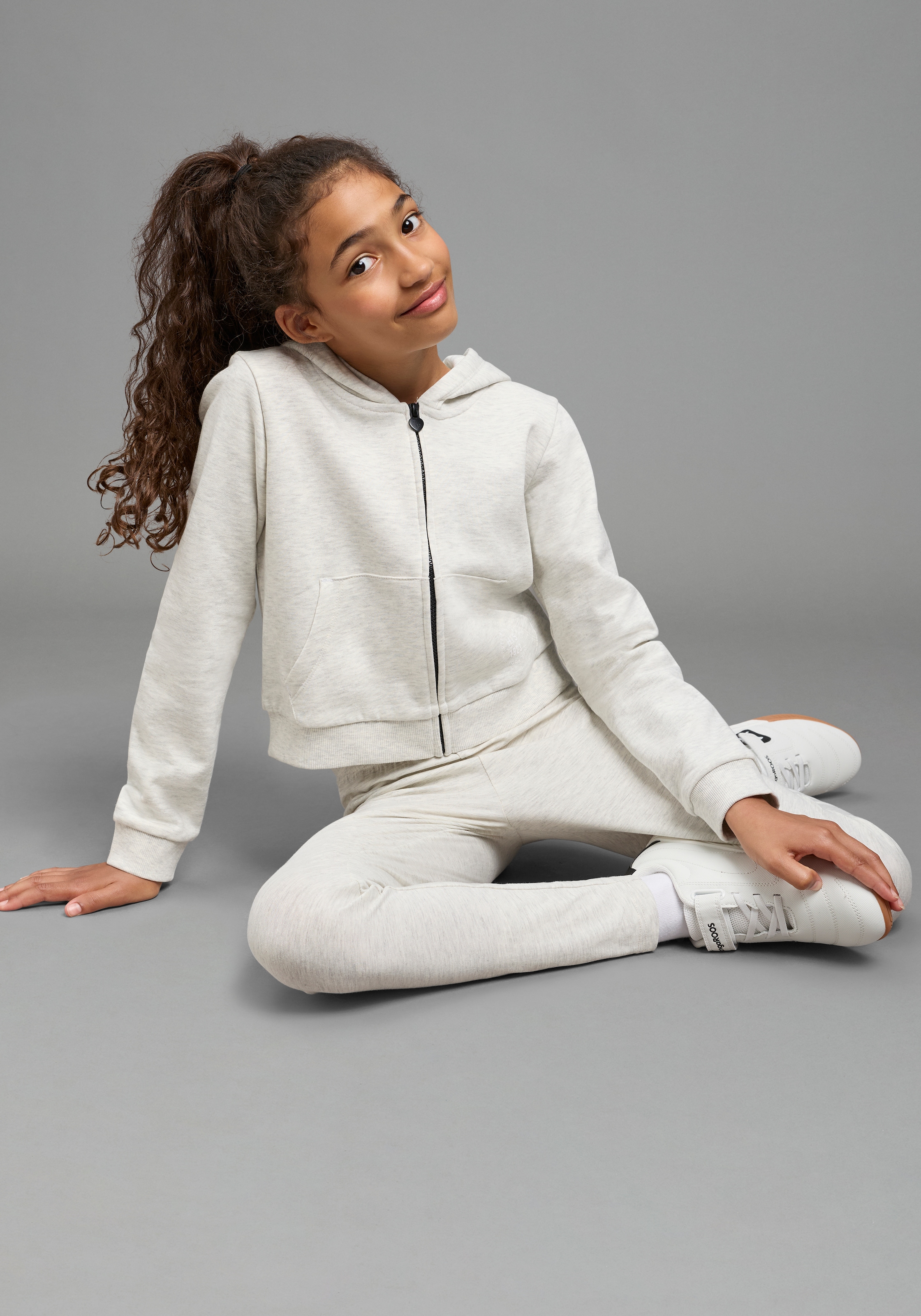 H.I.S Sweat à capuche »Kurzgeschnittene Sweatjacke mit H.I.S Logoprint für Mädchen« pour adolescents. Veste sweat courte à la mode avec fermeture éclair