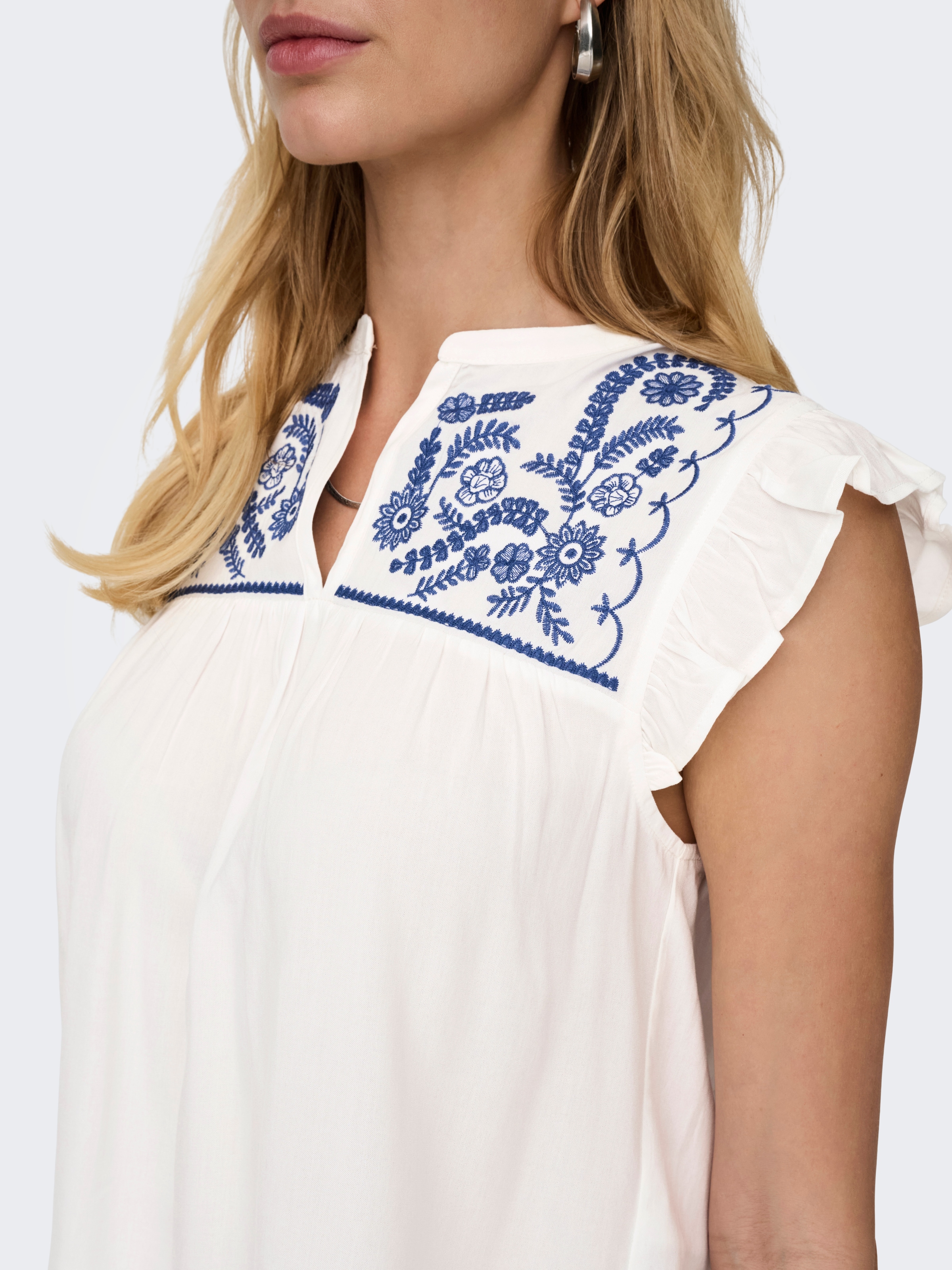 ONLY Top à volants »ONLVESTINE S/S TOP WVN NOOS« Viscose, coupe ample, col rond