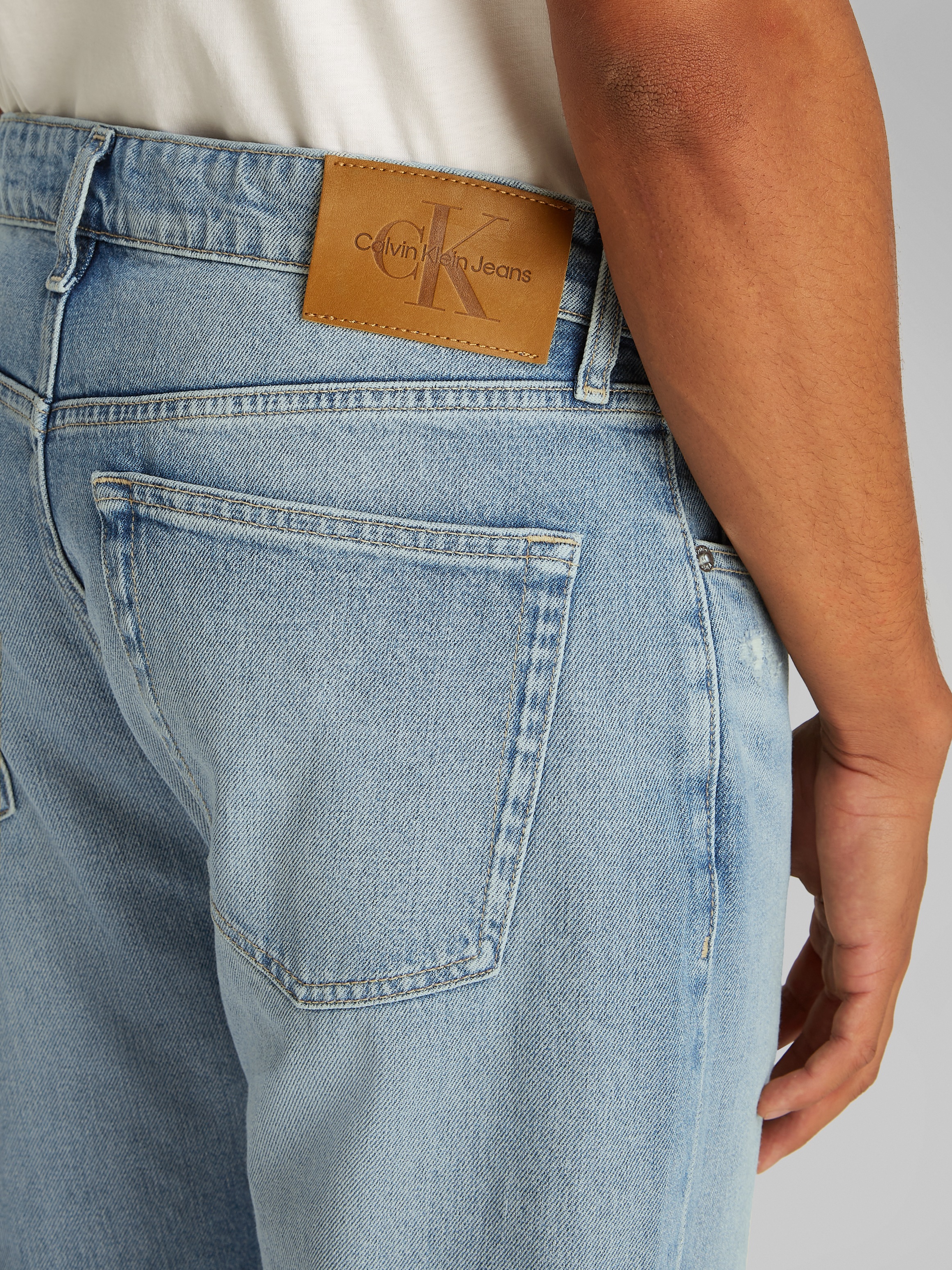 Calvin Klein Jeans Destroyed-Jeans »SLIM TAPER«, in hellblauer Waschung
