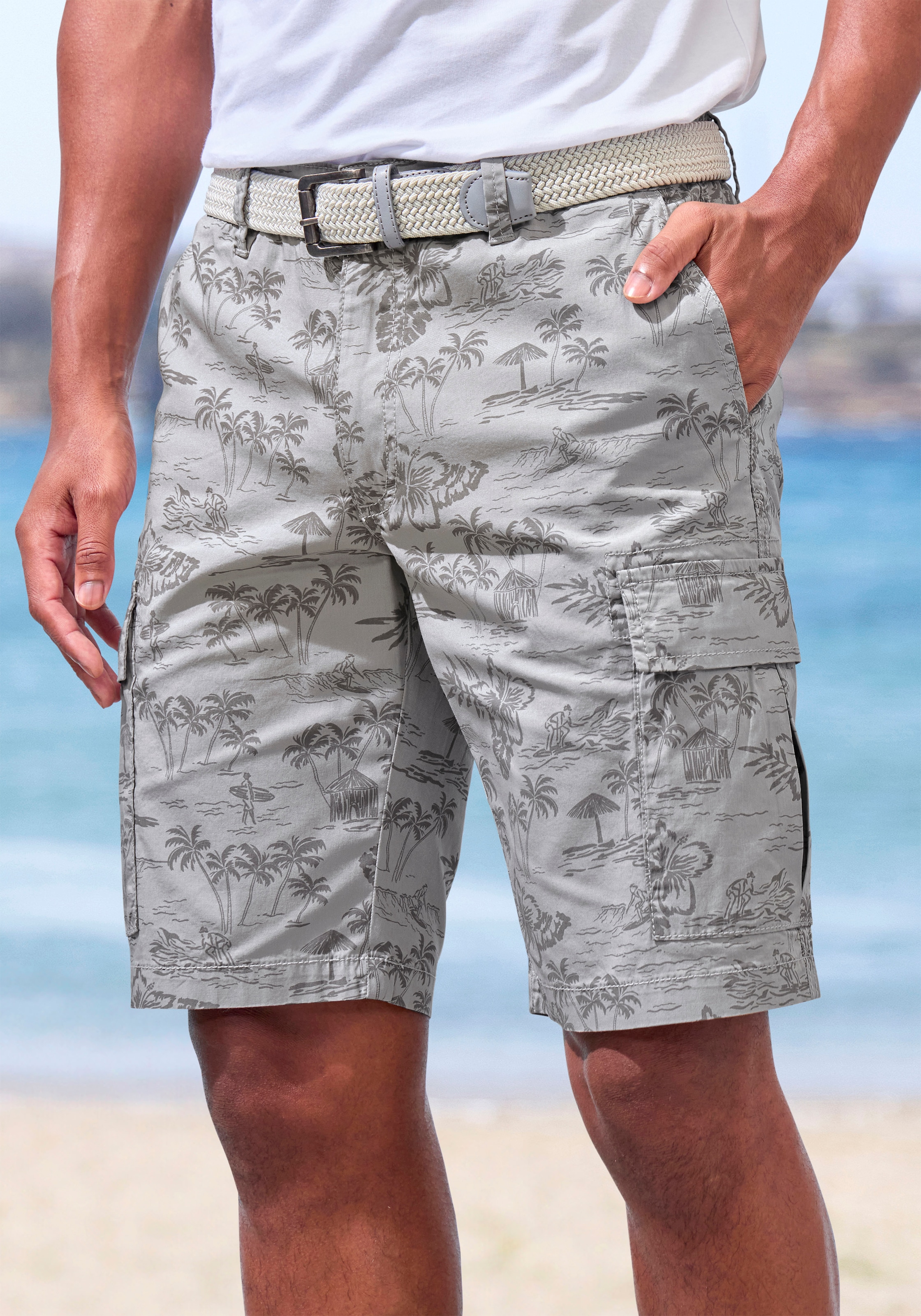 John Devin Short cargo »- Bermuda mit Cargotaschen und sommerlichem Palmen Druck«  short en coton élastique, imprimé à la mode