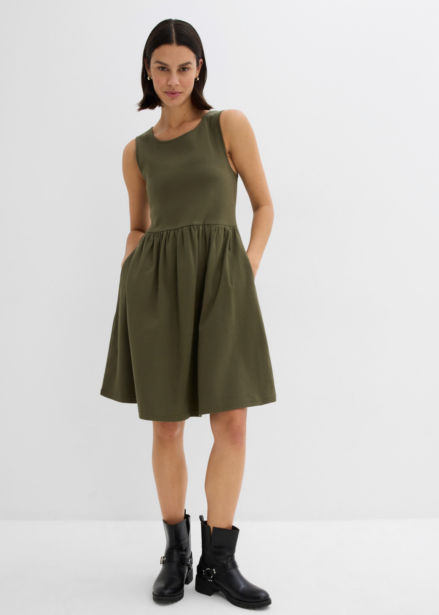 bonprix Robe t-shirt coupe confortable, sans manches, avec poches fendues, en coton