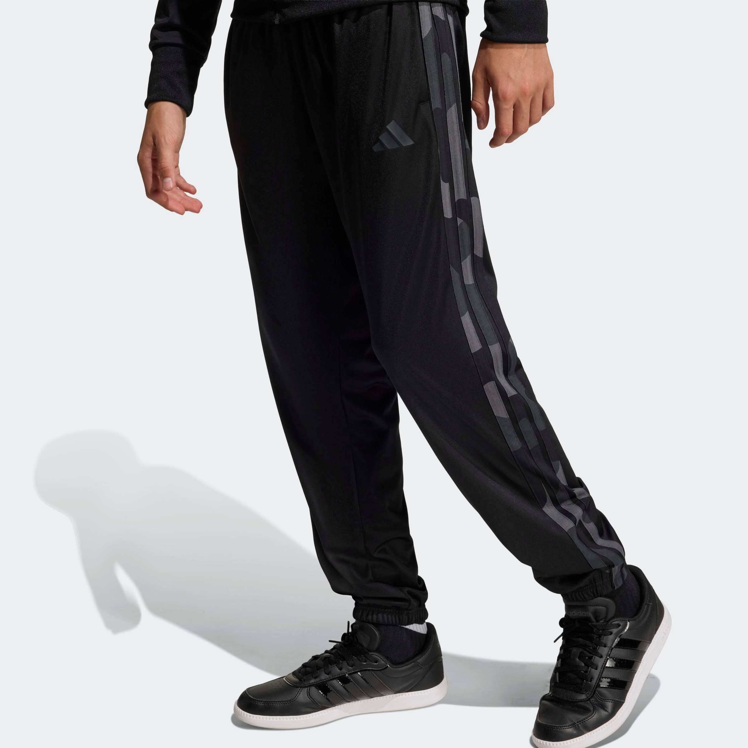 adidas Sportswear Trainingsanzug »SEASONAL ESSENTIAL CAMOUFLAGE TRICOT 3-STRIPES ALL OVER PRINTED KIDS« 2 tlg.