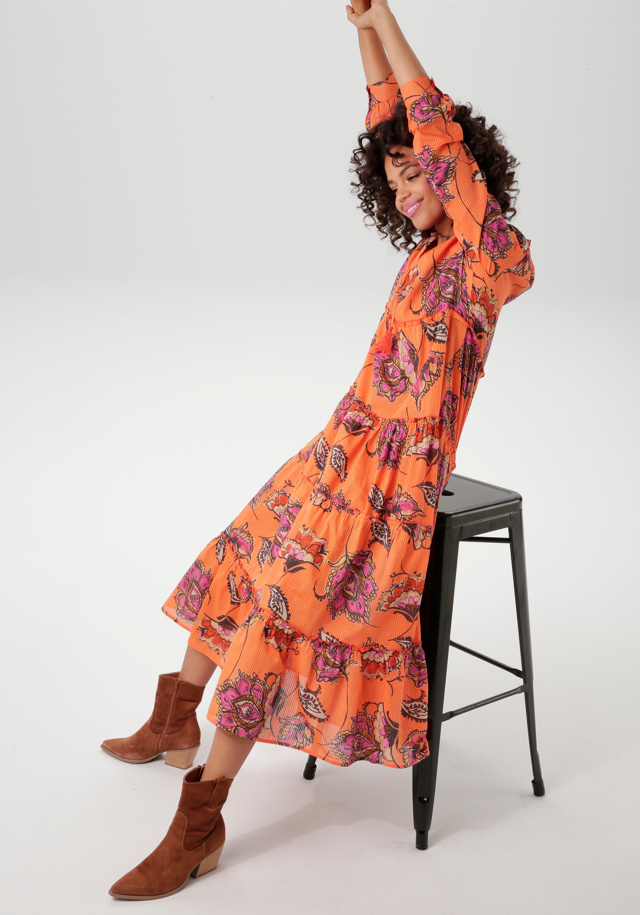Aniston CASUAL Maxikleid, mit grossflächigem Blumen auf strukturierter Ware - NEUE KOLLEKTION