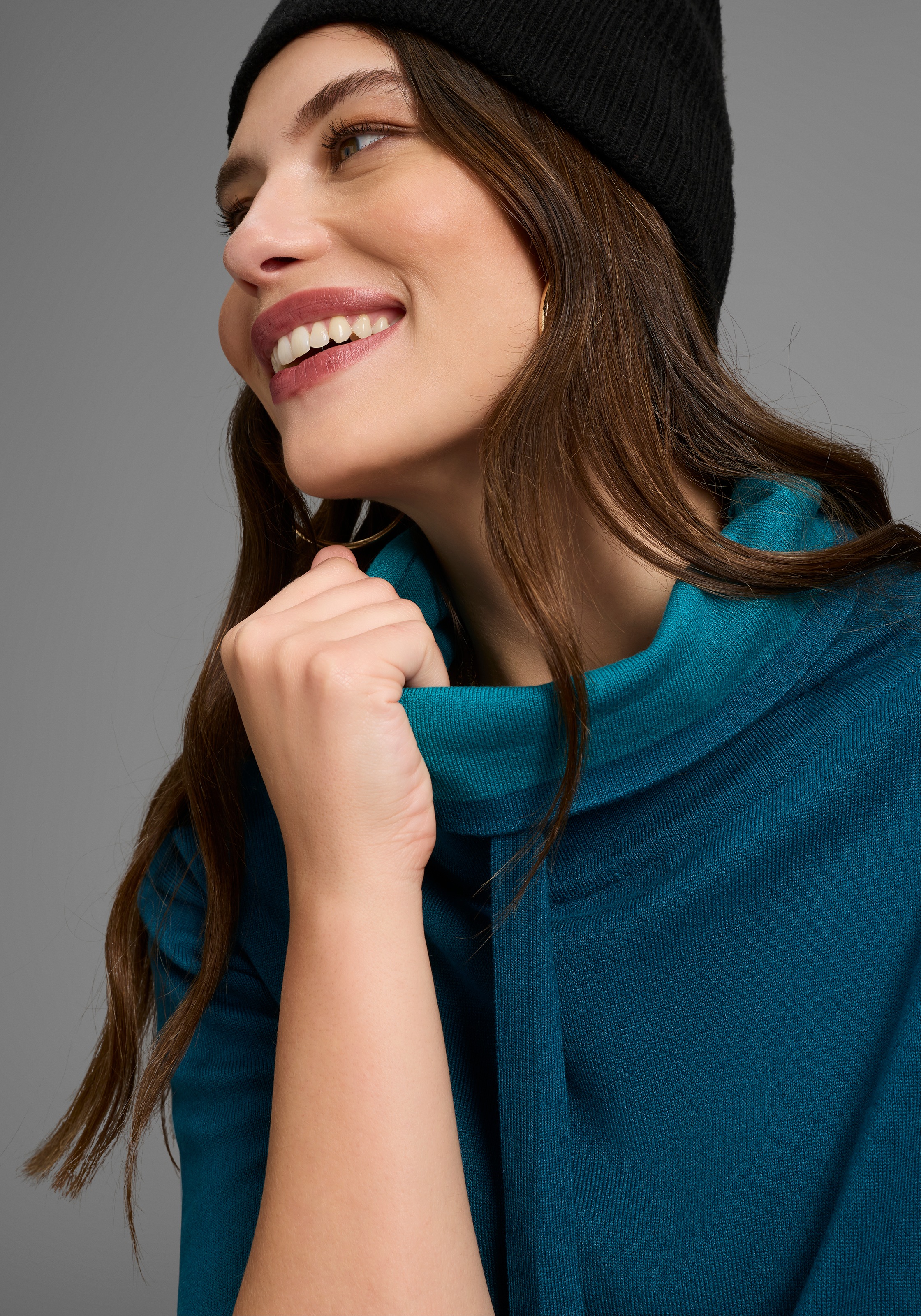 Laura Scott Strickponcho, mit Bindeband
