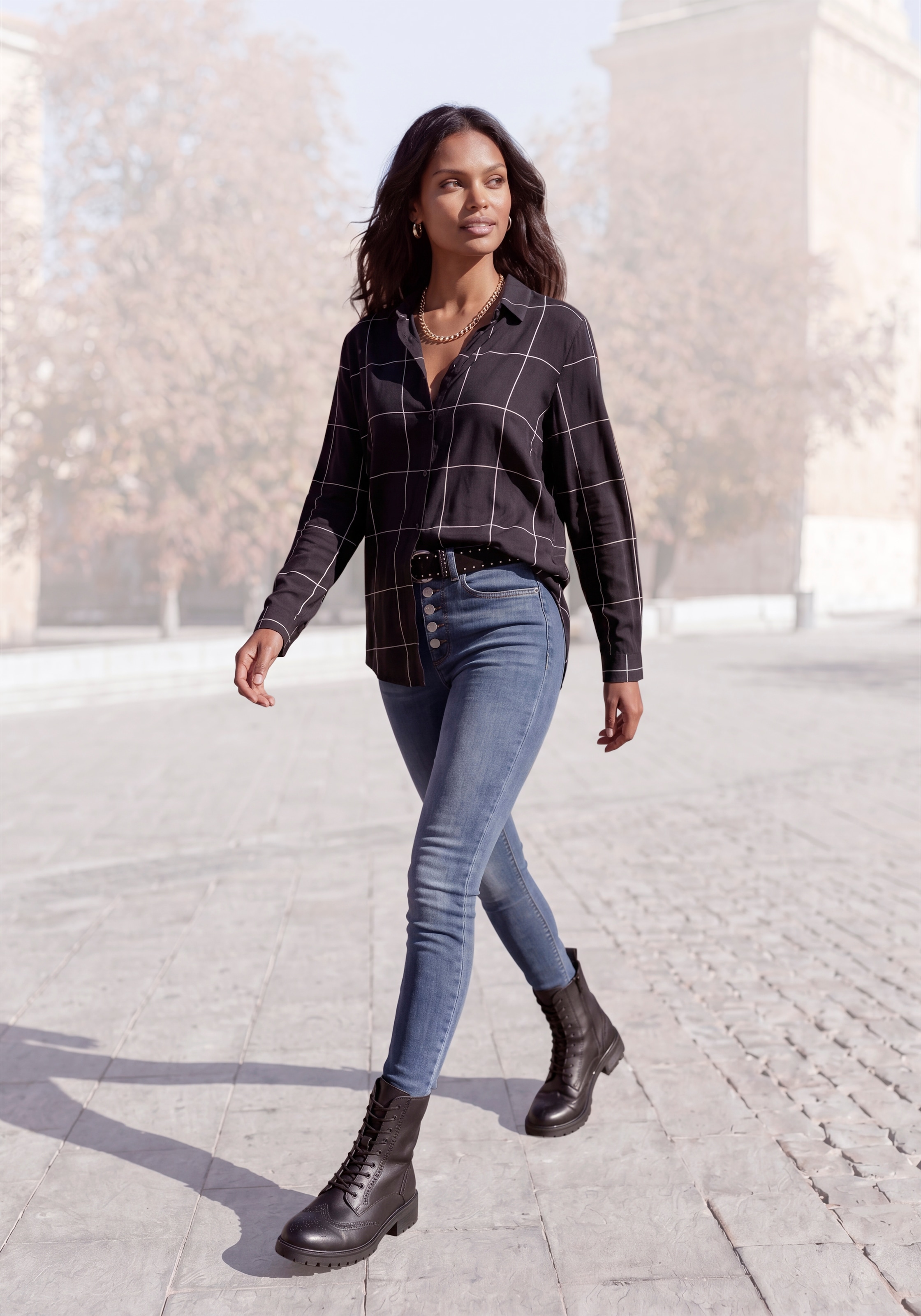 LASCANA Blouse chemise »mit Karomuster aus leichter Webware, Longbluse« avec motif à carreaux et col chemisier, chemise à carreaux style business