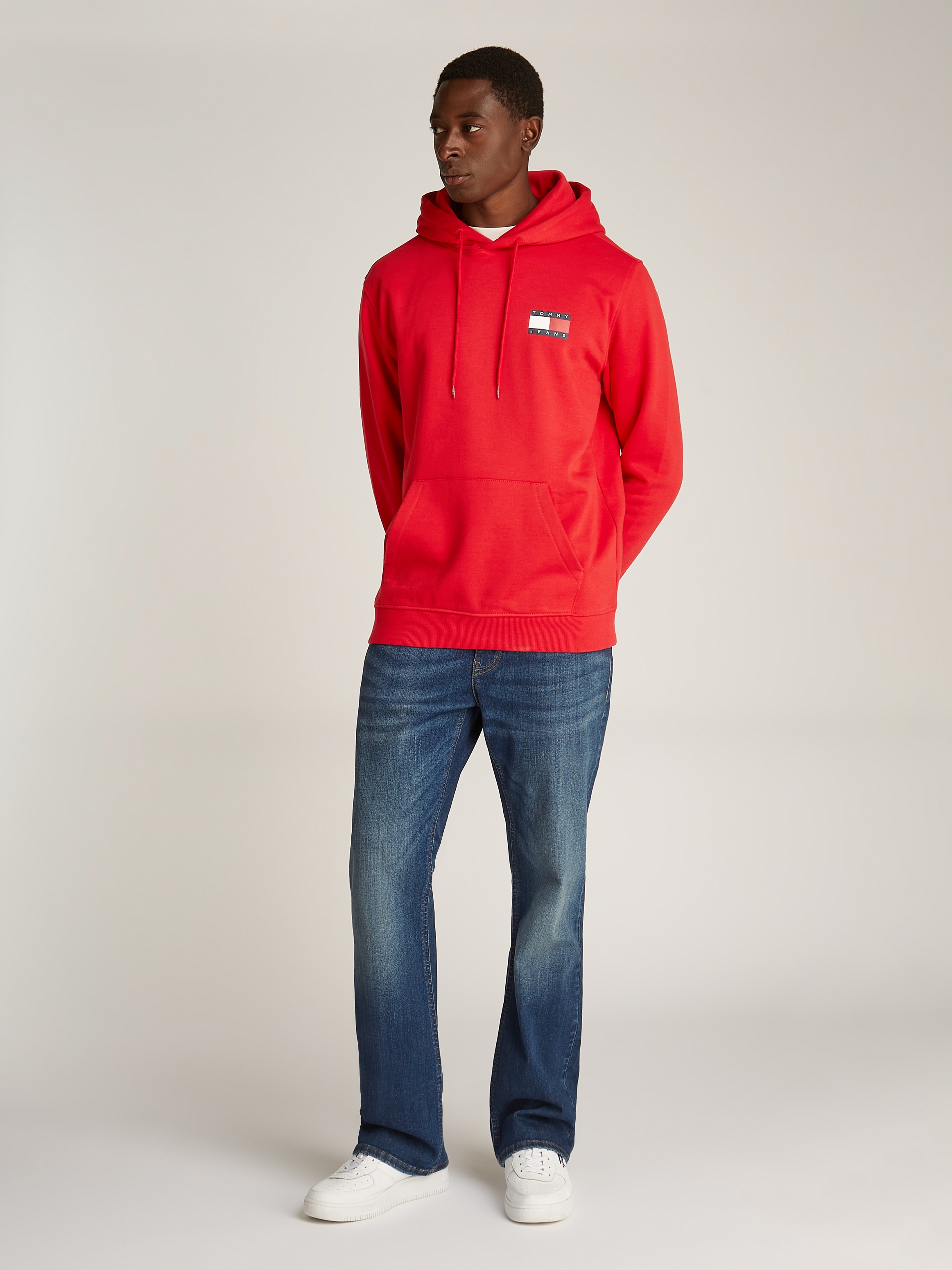 Tommy Jeans Sweatshirt »TJM REG ESSENTIAL FLAG HOOD EXT«, mit bedruckten Markenlogo auf Brusthöhe