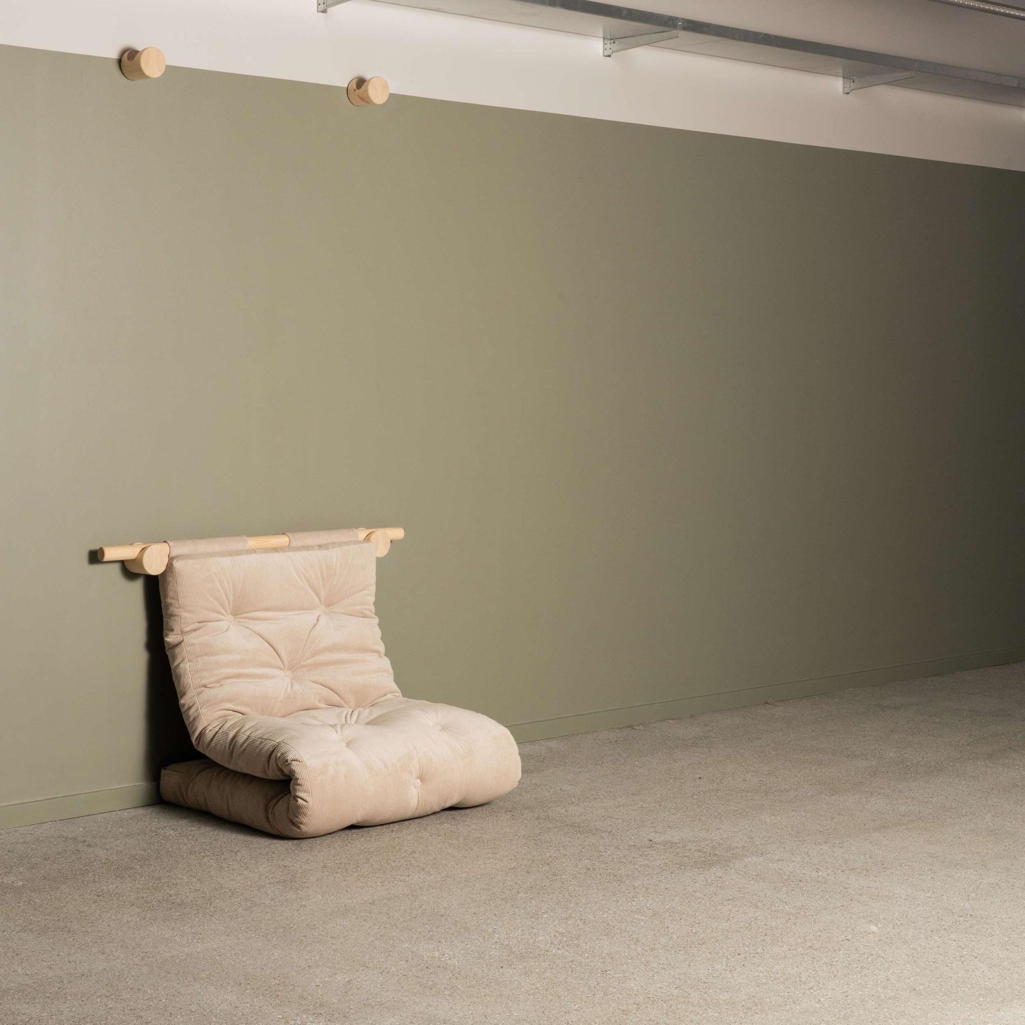Karup Design Schlafsofa »Hooked Schlafsessel, Sitz- und Schlafplatz, Wandmontiert, platzsparend«, Futonmatratze inkl. Halterungsset aus FSC®-zertifiziertem Massivholz