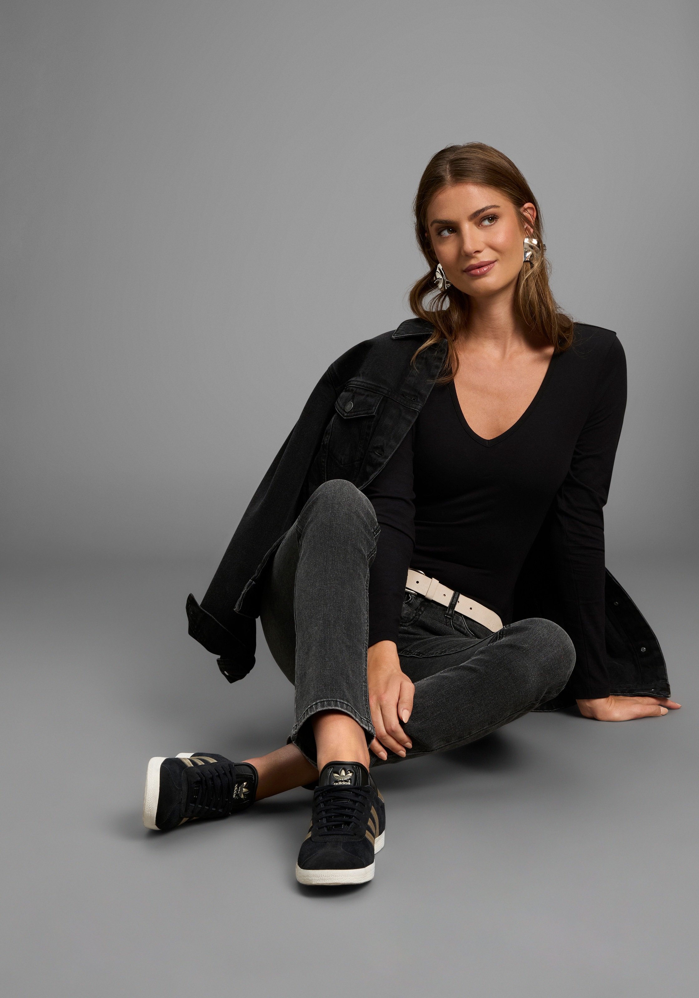 Laura Scott Langarmbody, Mit tiefem V-Ausschnitt - NEUE KOLLEKTION