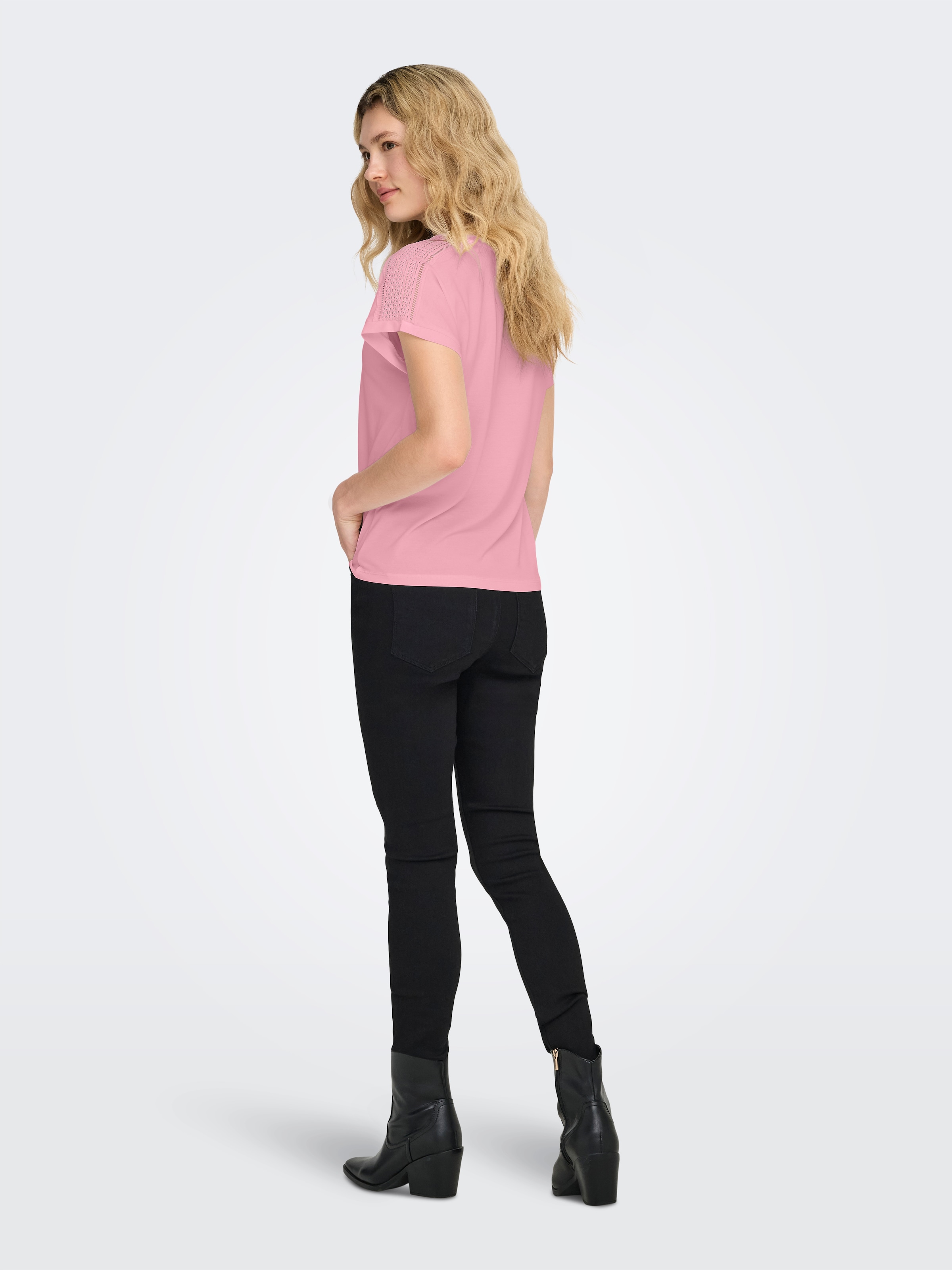 ONLY T-shirt en V »ONLFREE LIFE S/S V-NECK LACE TOP JRS« Mélange de matières, coupe loose fit, col en V