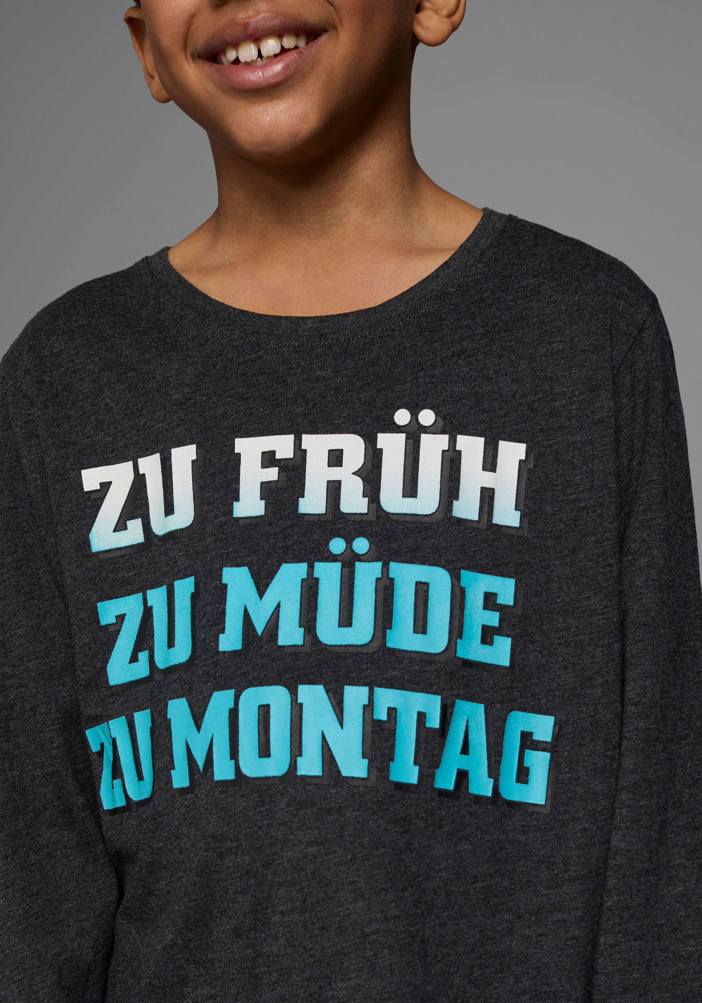 KIDSWORLD Langarmshirt »ZU FRÜH, ZU MÜDE, ZU MONTAG«, Langarm, Basic-Passform, mit stylischem Druck, Rundhalsausschnitt