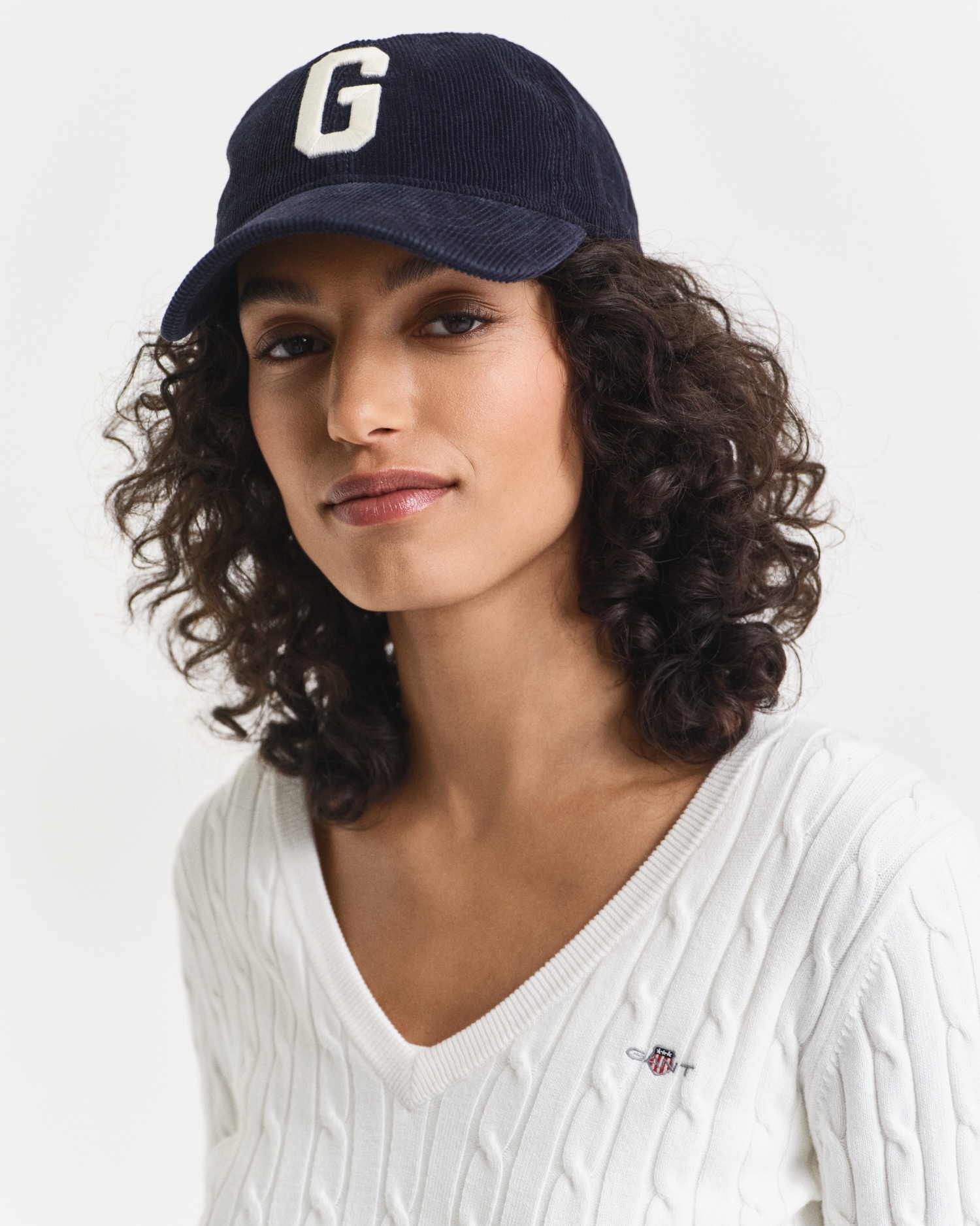 Gant Strickpullover »STRETCH COTTON CABLE V-NECK« mit Logostickerei auf der Brust