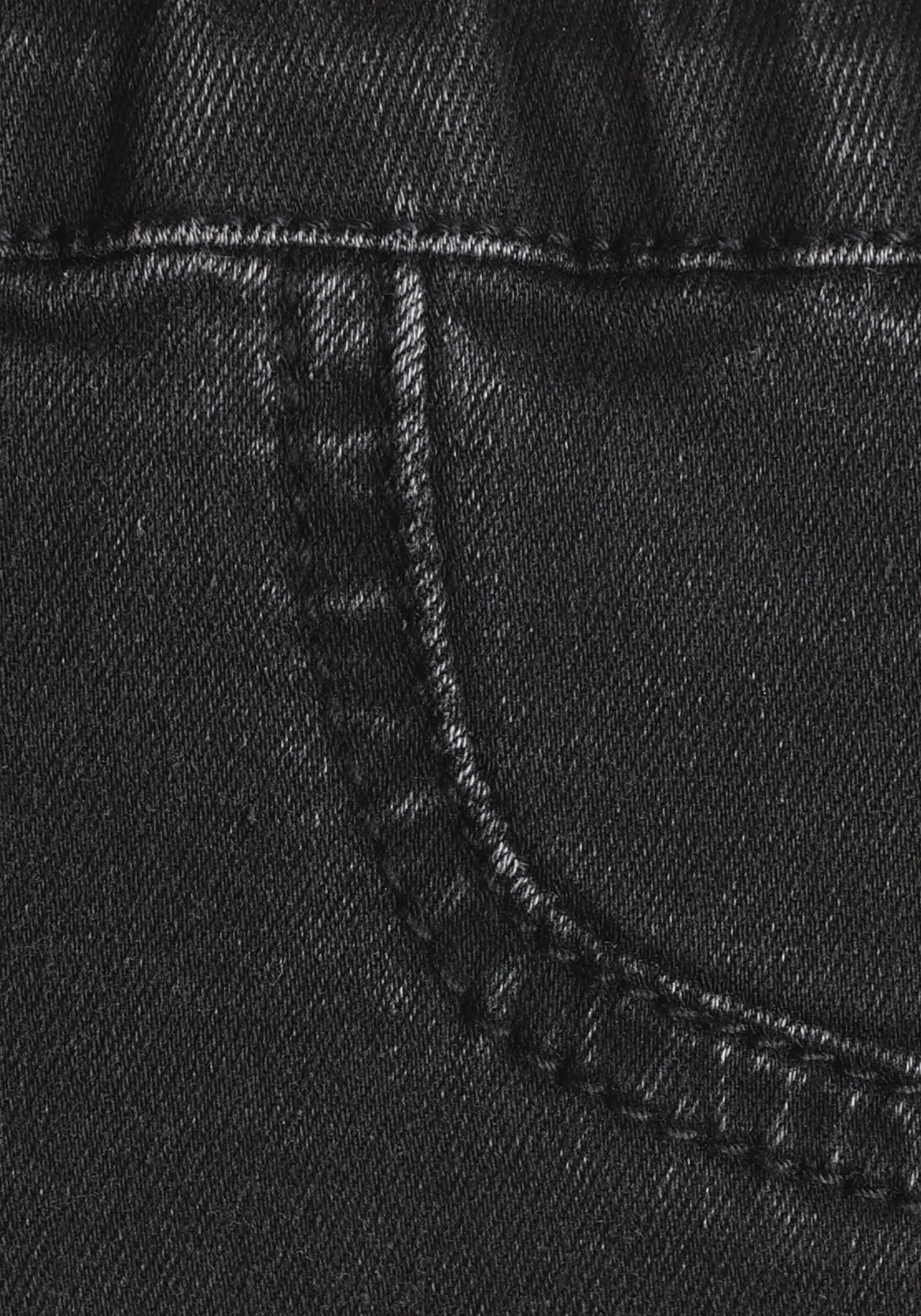 Buffalo Shorts, in elastischem Denim mit zwei Gesässtaschen
