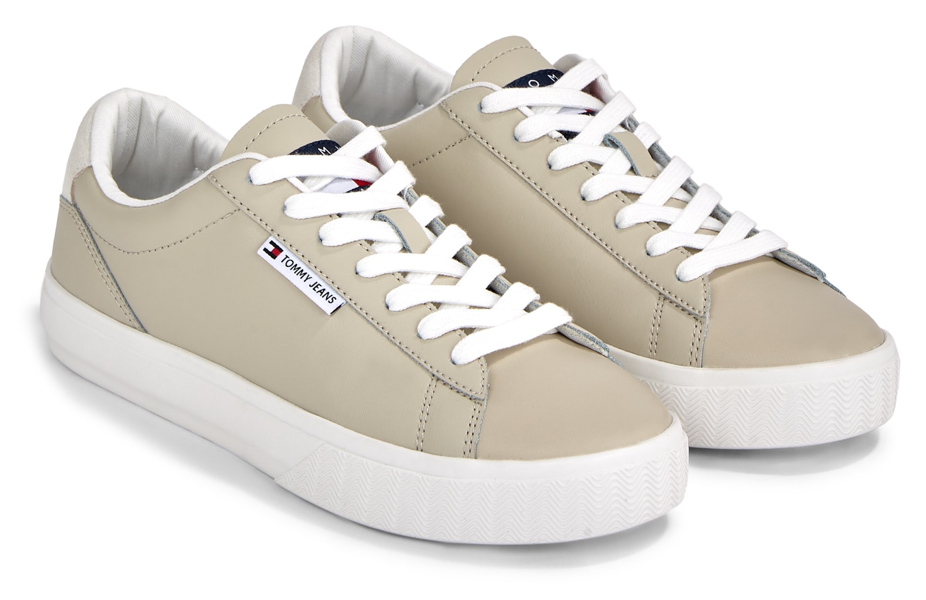 Tommy Jeans Plateausneaker »TJW CUPSOLE SNEAKER ESS«, mit Logoaufnäher an der Zunge, Freizeitschuh, Halbschuh, Schnürschuh