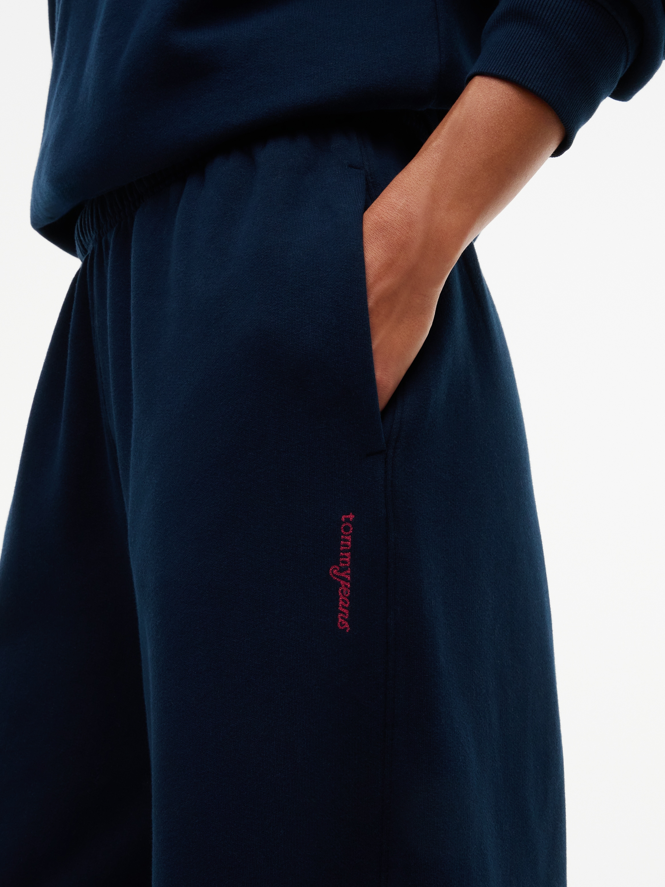 Tommy Jeans Pantalon sweat »TJW WIDE LEG SCRIPT SWEATPANTS«  Mélange de coton, coupe décontractée
