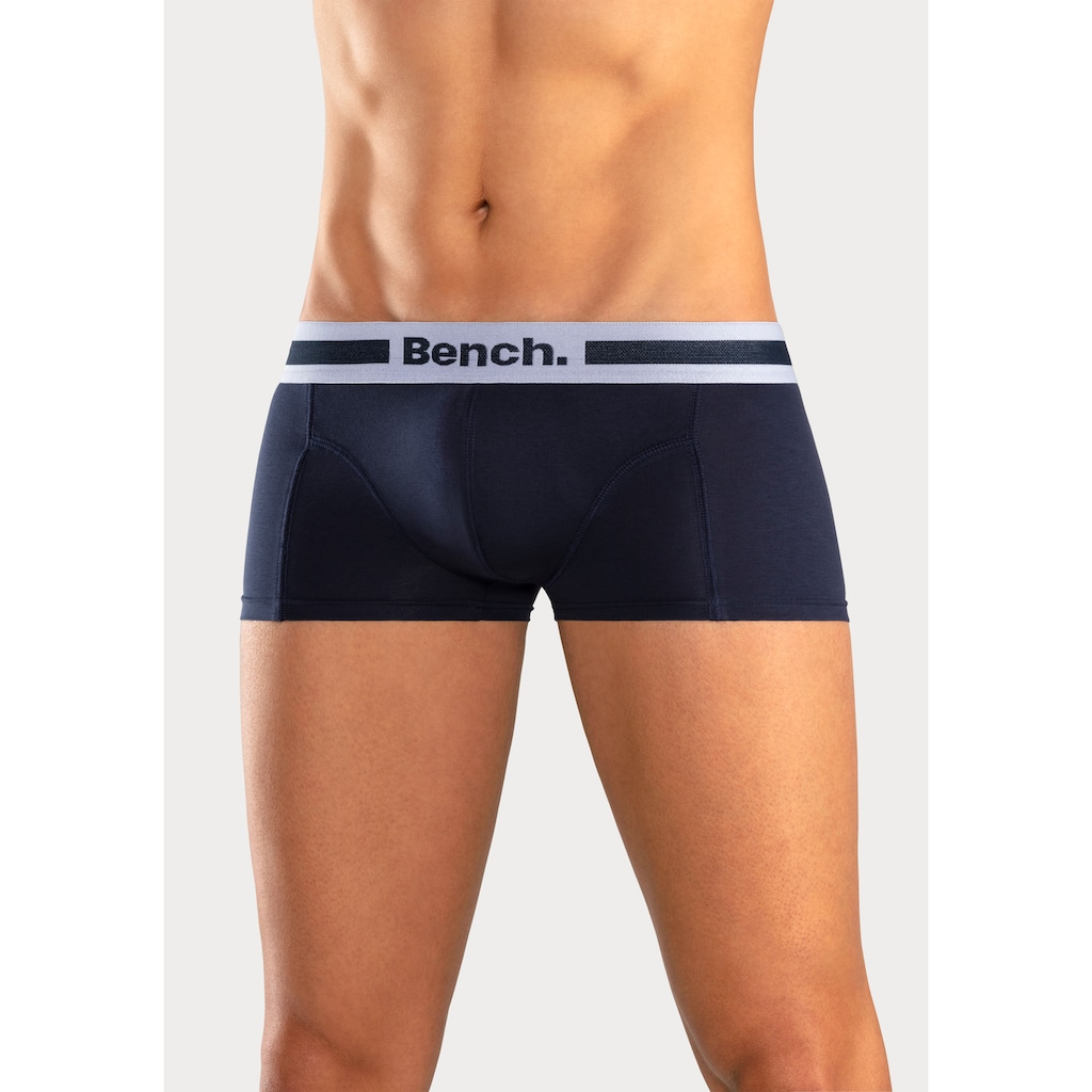 Bench. Boxershorts, (Packung, 4 St.), in Hipster-Form mit Overlock-Nähten vorn