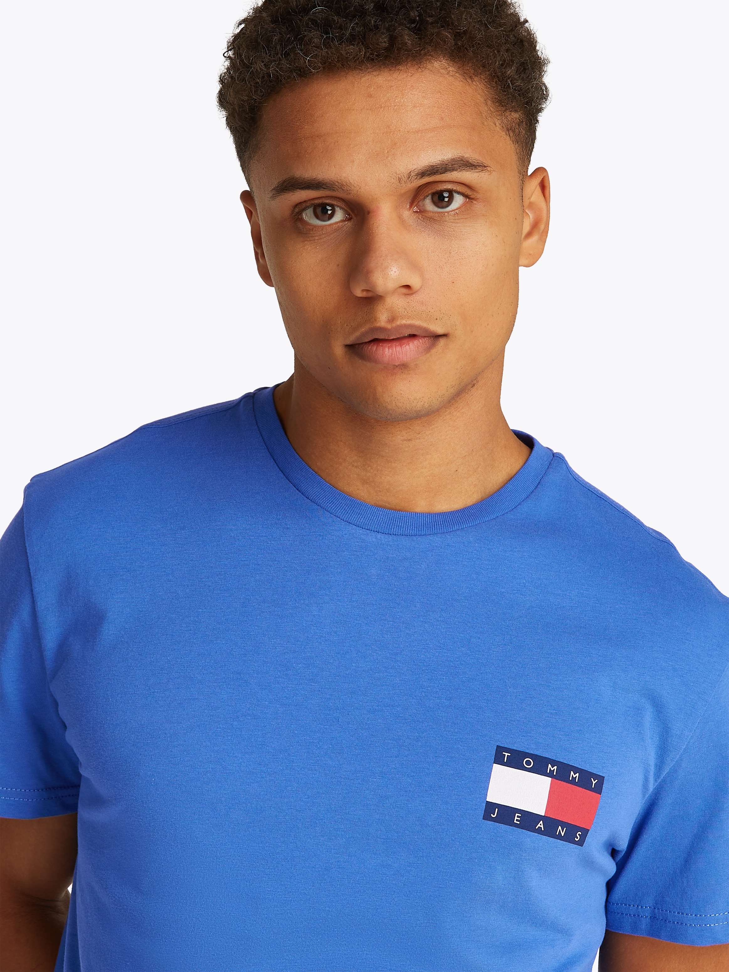 Tommy Jeans T-Shirt »TJM SLIM ESSENTIAL FLAG TEE EXT«, Mit Rundhalsausschnitt