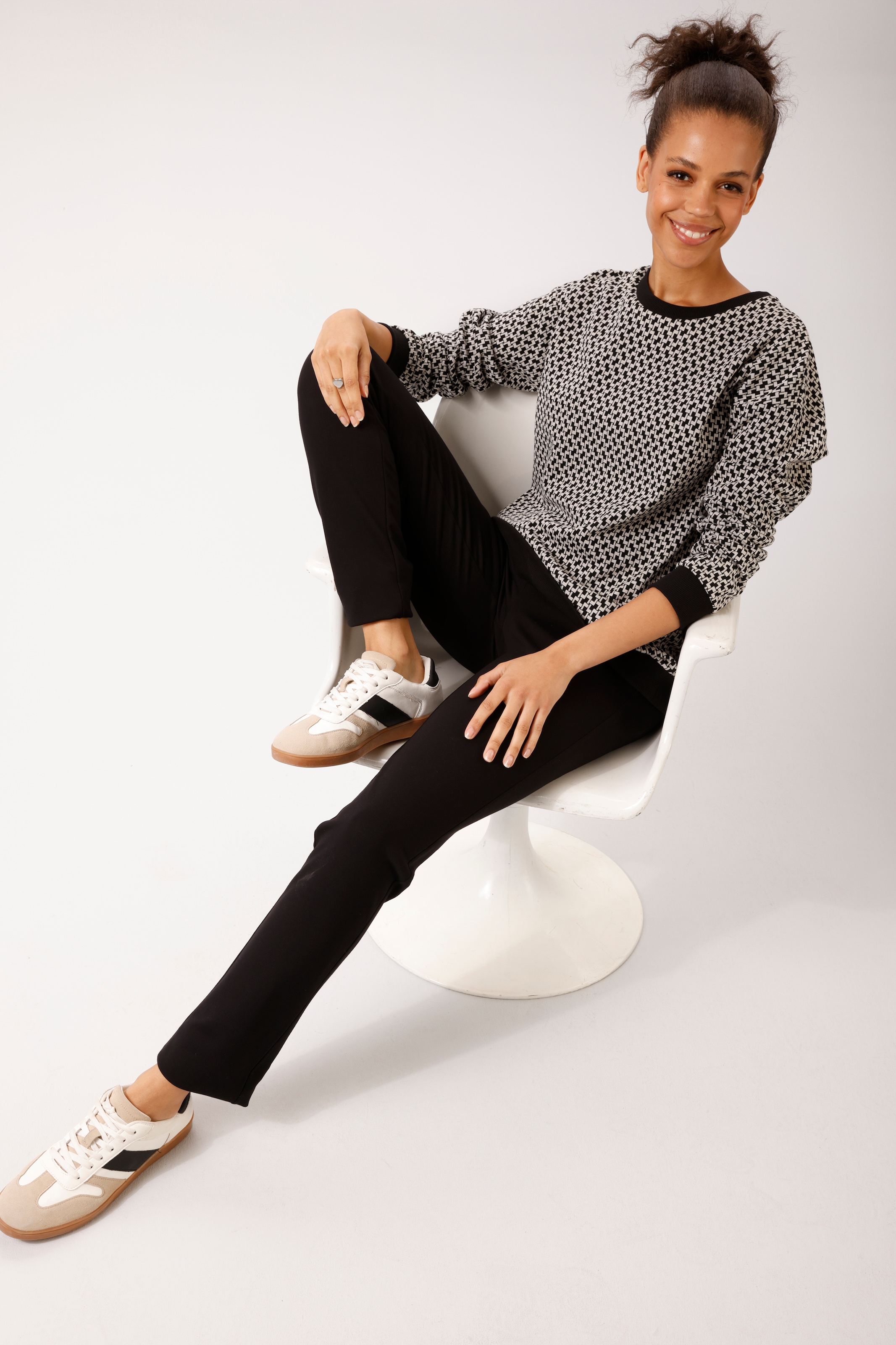Aniston CASUAL Sweat-shirt , avec motif minimaliste graphique - NOUVELLE COLLECTION
