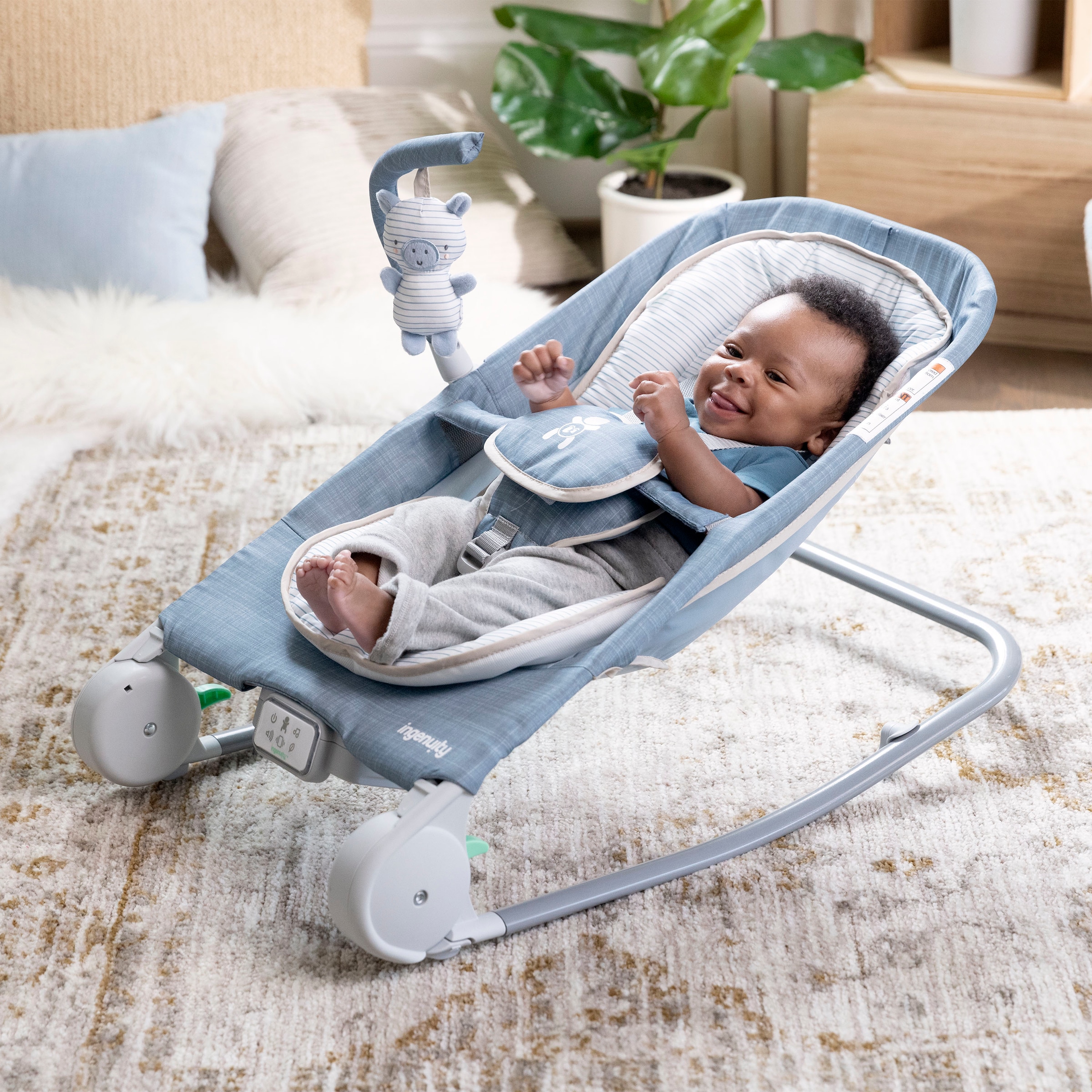 ingenuity Babywippe »Happy Belly™ Rock-to-Bounce Massage Seat - Chambray« bis 9 kg mit Melodien und Geräuschen