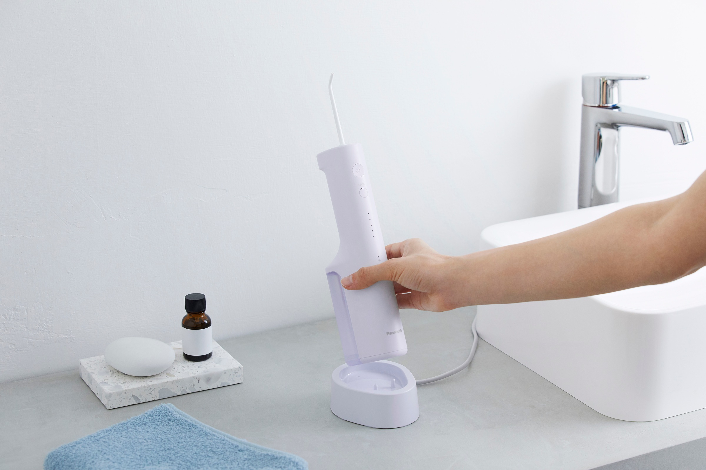 Panasonic Douche buccale »EW-DJ27-V303« 4 cuis Aufsätze Kabellos, 5 Stufen, 200 ml Wassertank, kontaktloses Laden