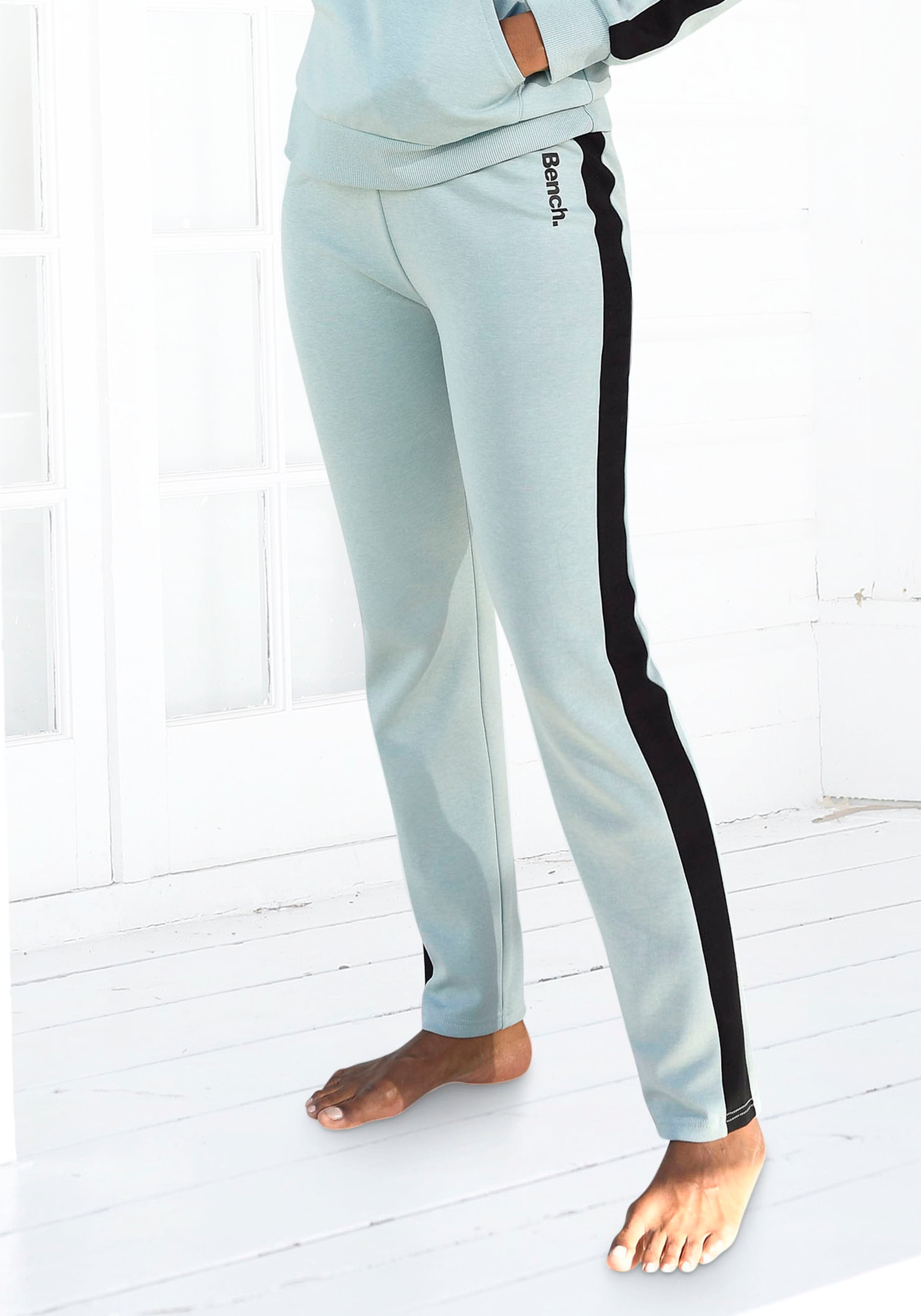 Image of Bench. Loungewear Loungehose mit Seitenstreifen und geradem Bein, Home- und Loungewear Serie