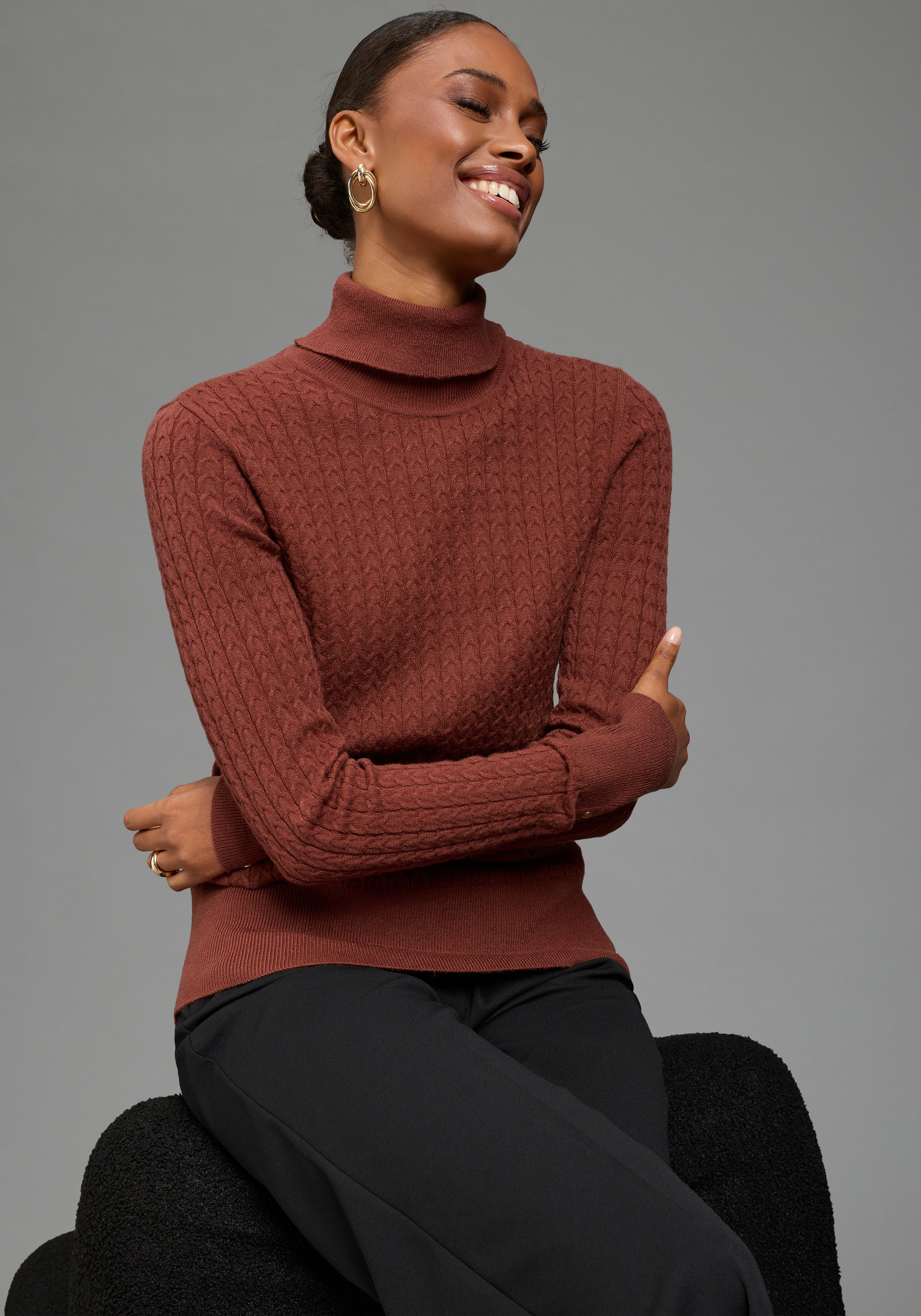 Image of Laura Scott Rollkragenpullover "aus Feinstrick, figurbetonte Passform" mit Zopfstrickmuster und Knopfdetails