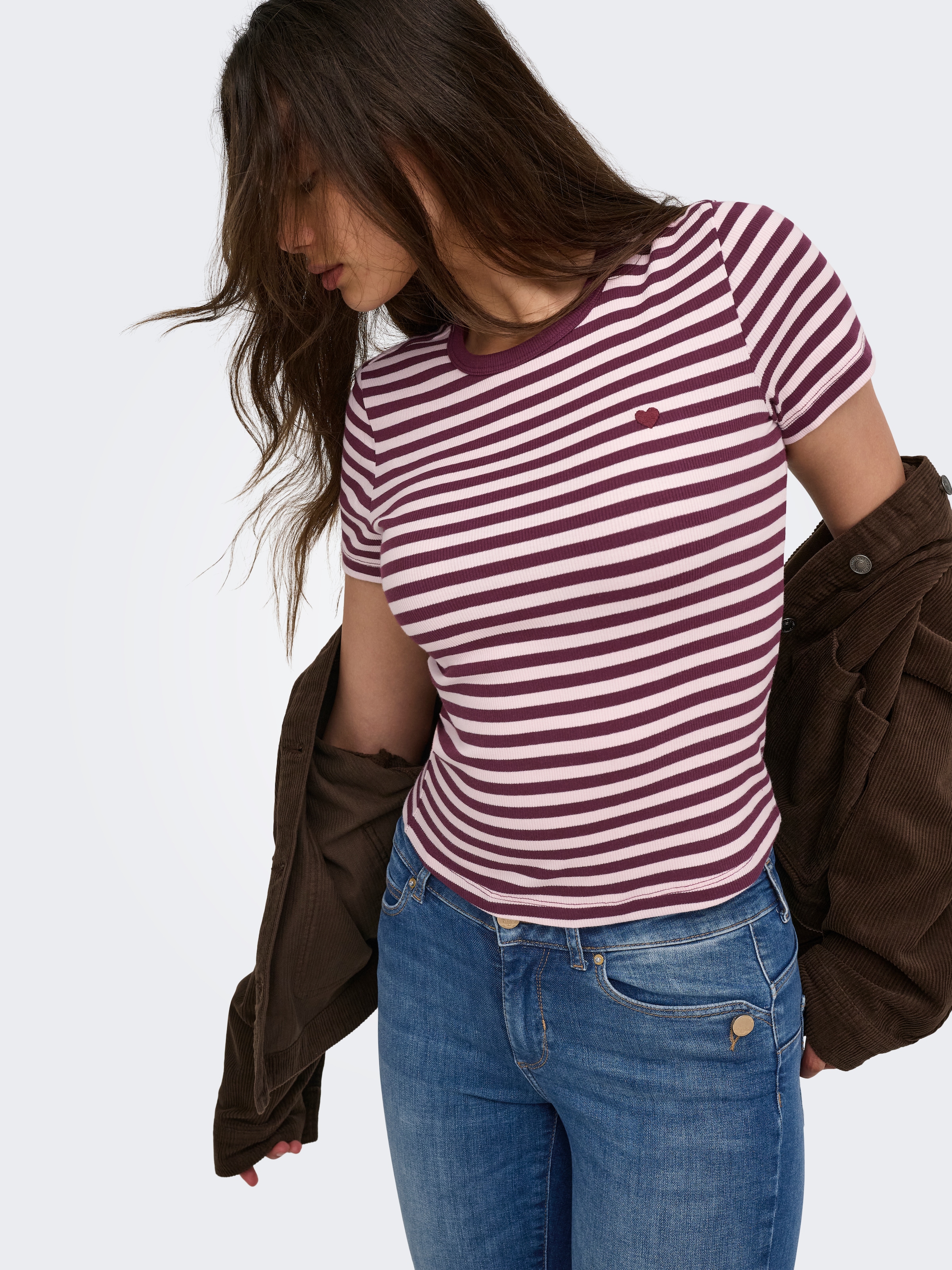 ONLY T-shirt à manches courtes »ONLVAL S/S O-NECK STRIPE TOP JRS« mélange de coton, coupe régulière, petite broderie cœur