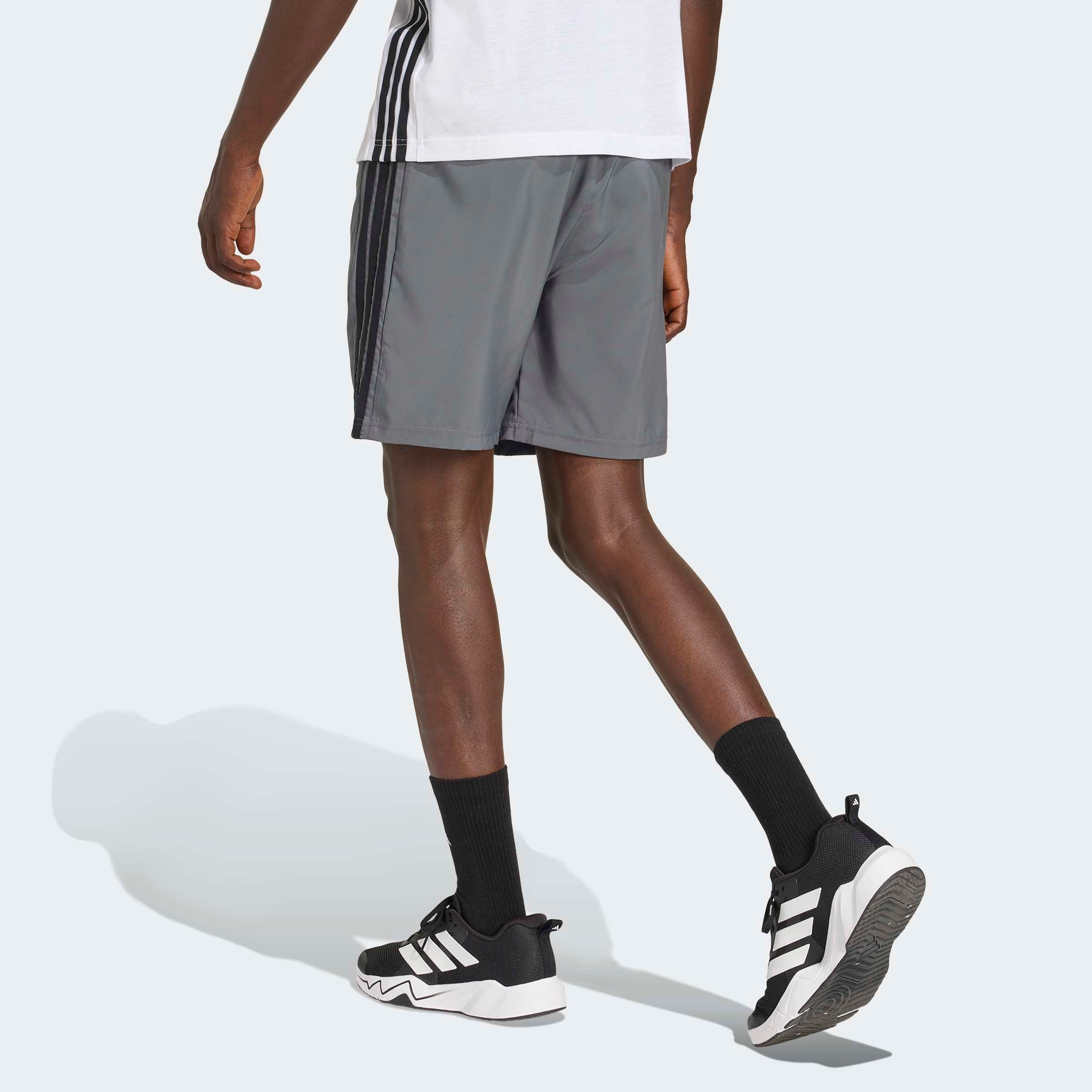 adidas Performance Shorts »WORKOUT ESSENTIALS BASE 3-STREIFEN WOVEN«  für Fitness und Sportmode, normal-weite Passform